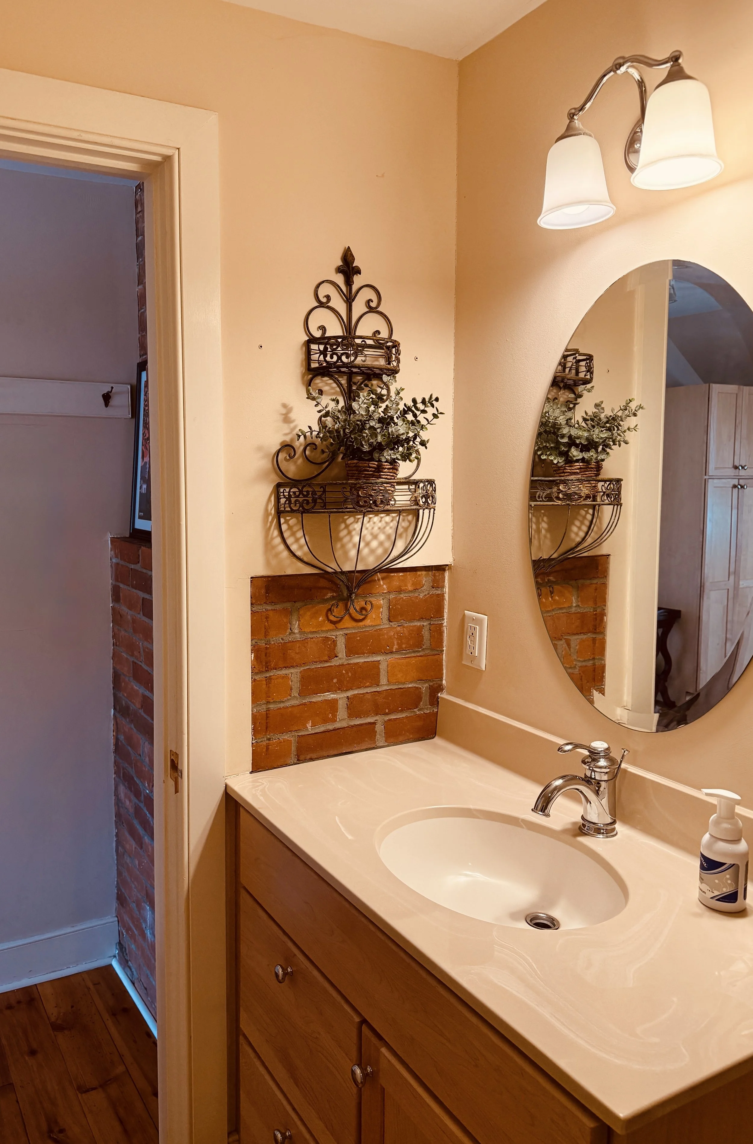 Bathroom vanity in Butler's Hideaway with sink, mirror and clean, comfortable design