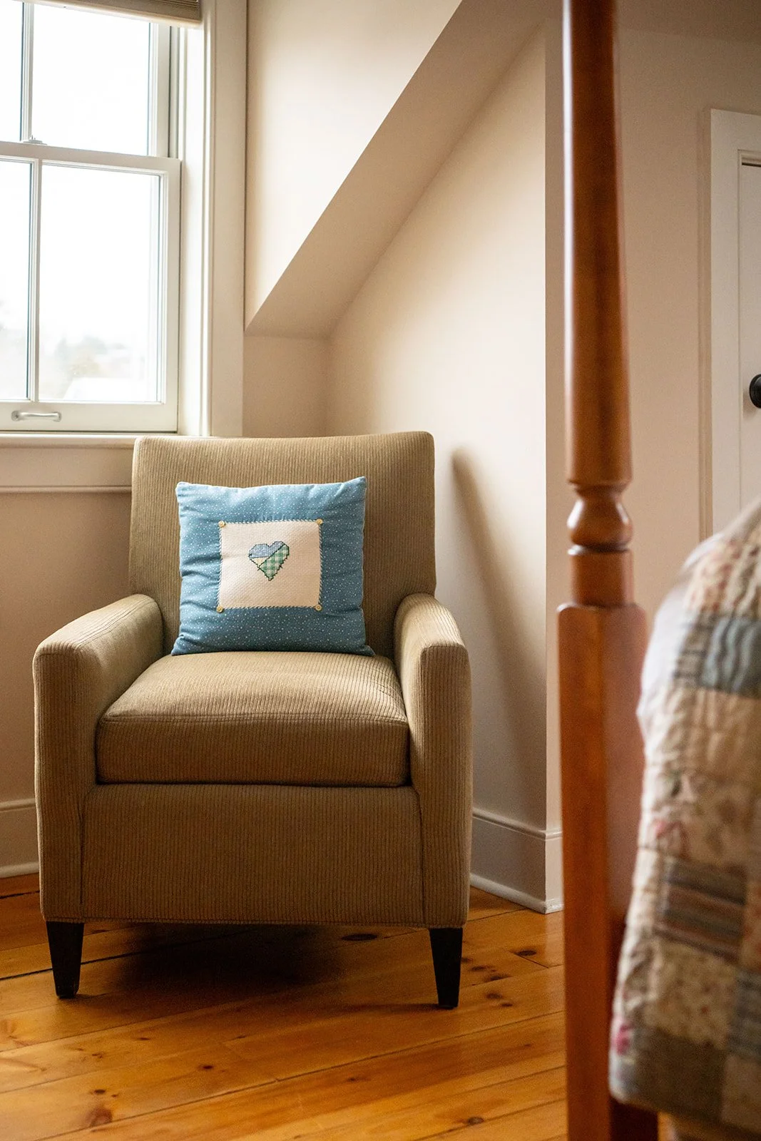 Cozy reading corner in BUtler's Hideaway with armchair, soft light, and quiet relaxing atmosphere
