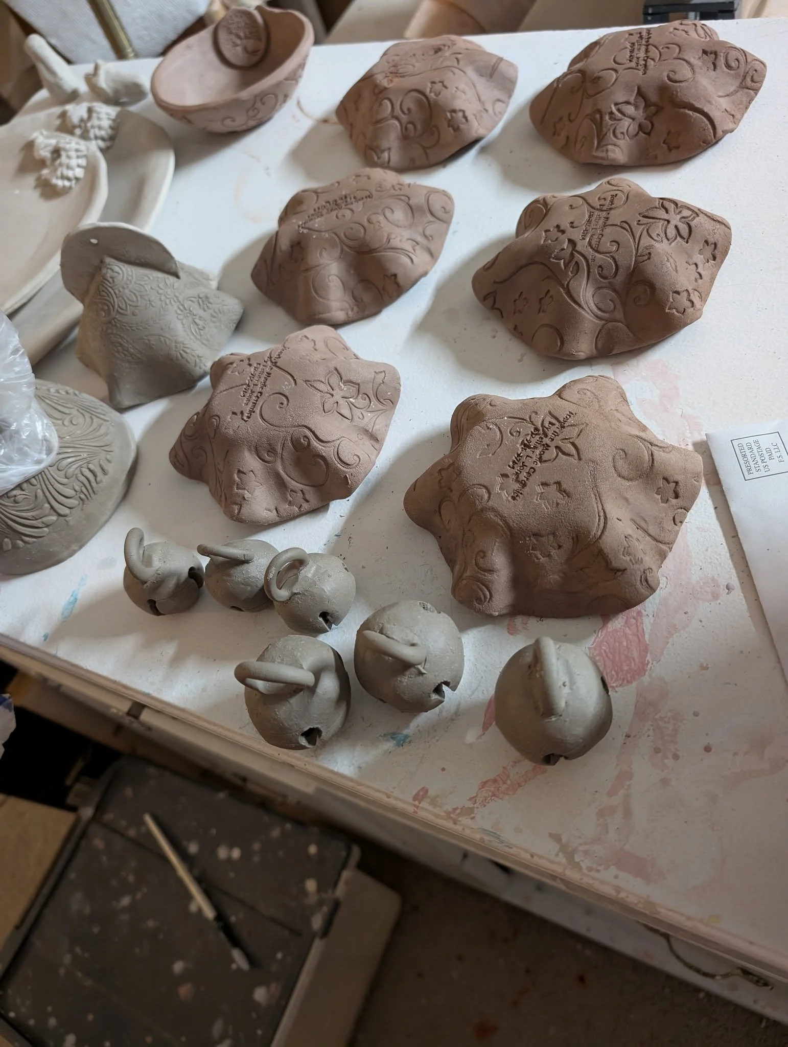Today's efforts: 

6 muffin bowls
6 jingle bells
2 Christmas bells. 

Guess what we're making in class this week?

Sign up at buchananartgallery.org/clayclub
