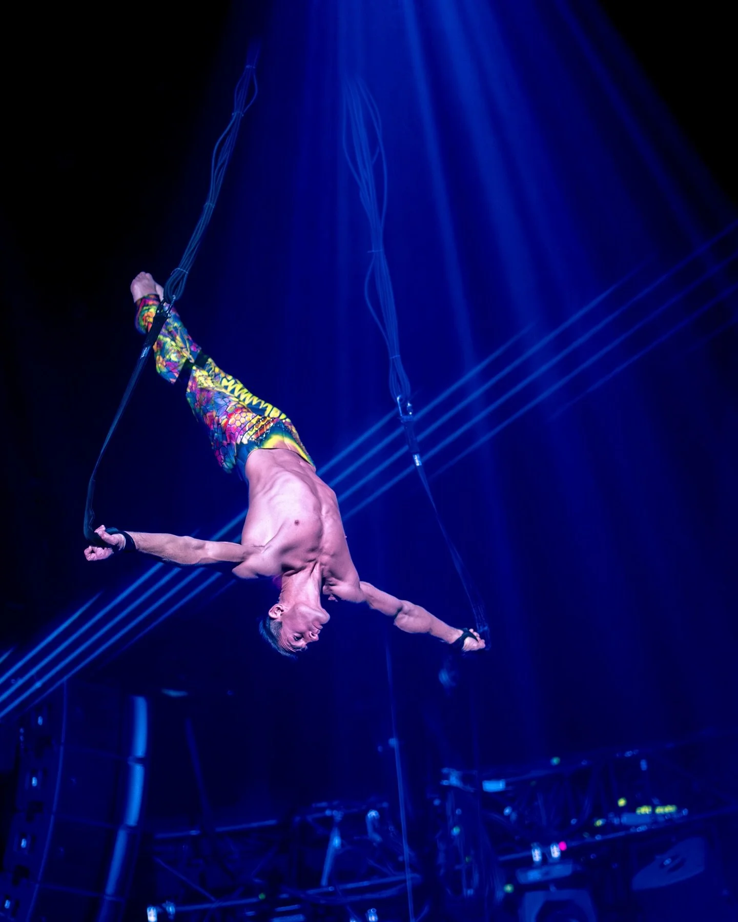 🪽
#duoemyo #bungee #bungeestraps #straps #aerialartist #artists #saltonatale #circusshow #circusaroundtheworld 
📸 @patrikklaus_photography 
🎪 @salto_show