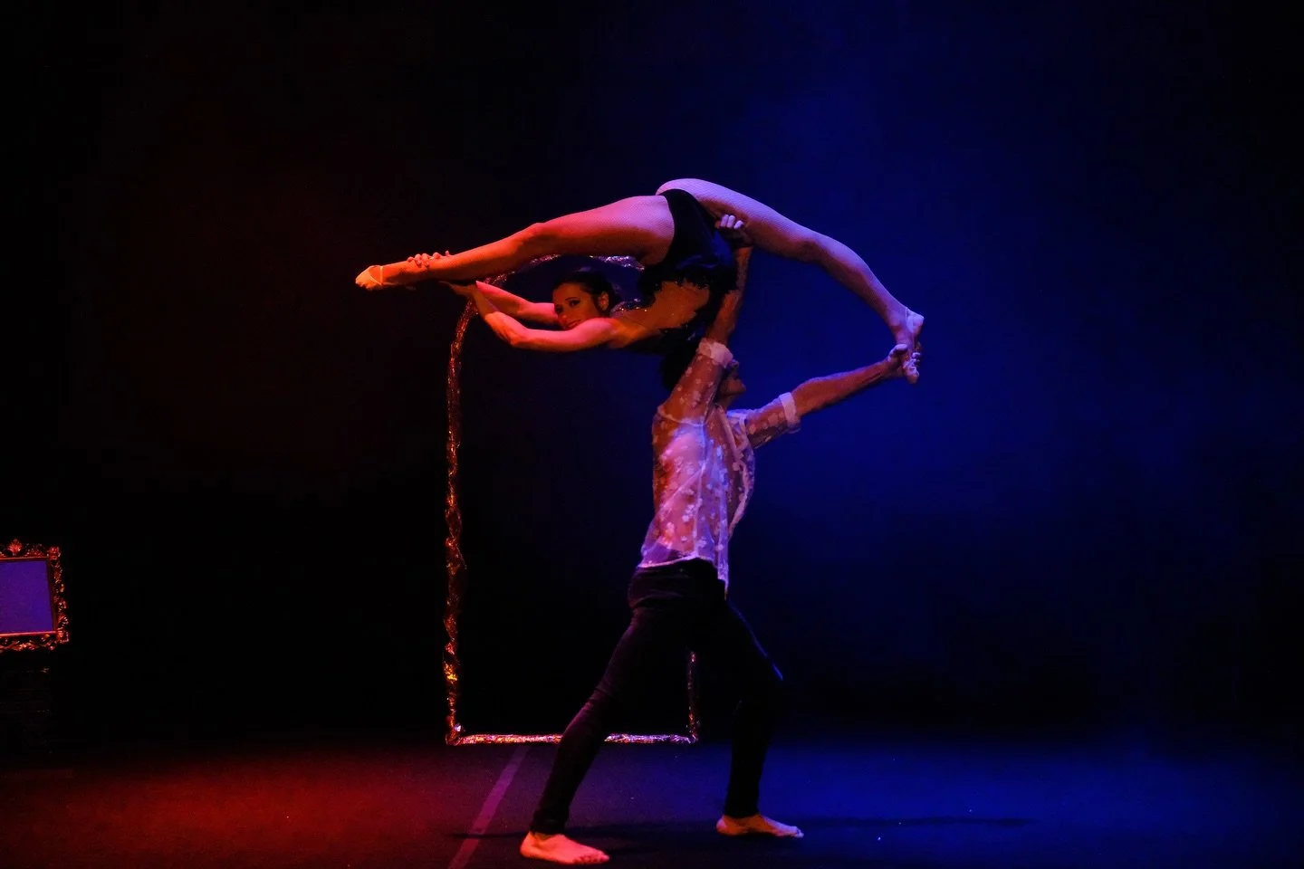 ✨ Mirror of Soul ✨
A 45 minutes duet performance exploring connection, reflection, and emotion. 
Created and performed by EmYo 🪞
• • • •
#artists #duoshow #showduo #artisticshow #aerialist #circus #circuslife #circusgoal