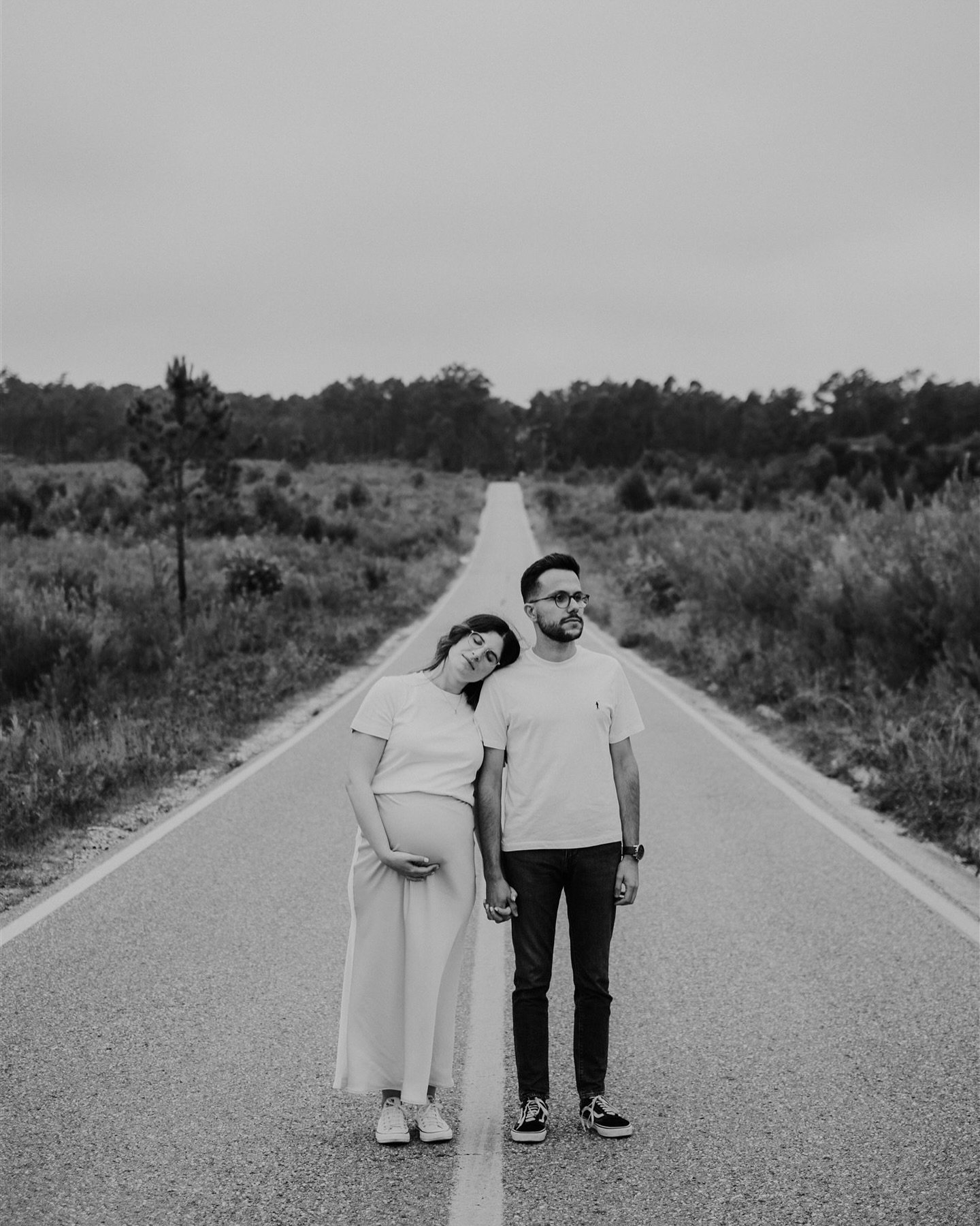 pregnancy-couple-session-outdoor-road-black-white.jpg