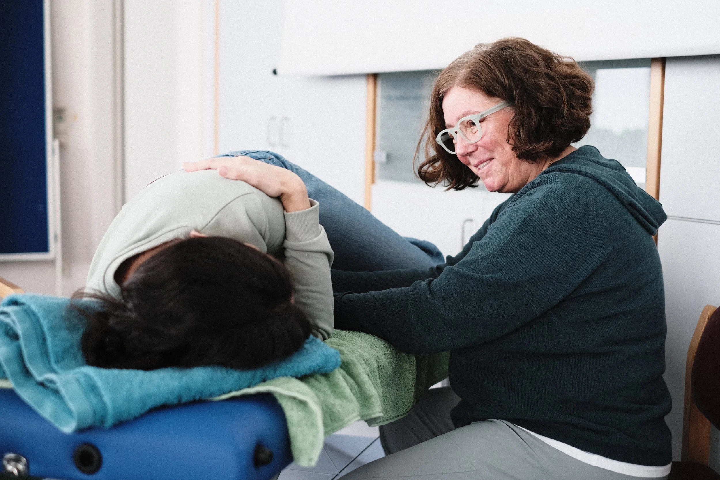 Tiefenentspannung bei einer Massage im Behandlungsraum.