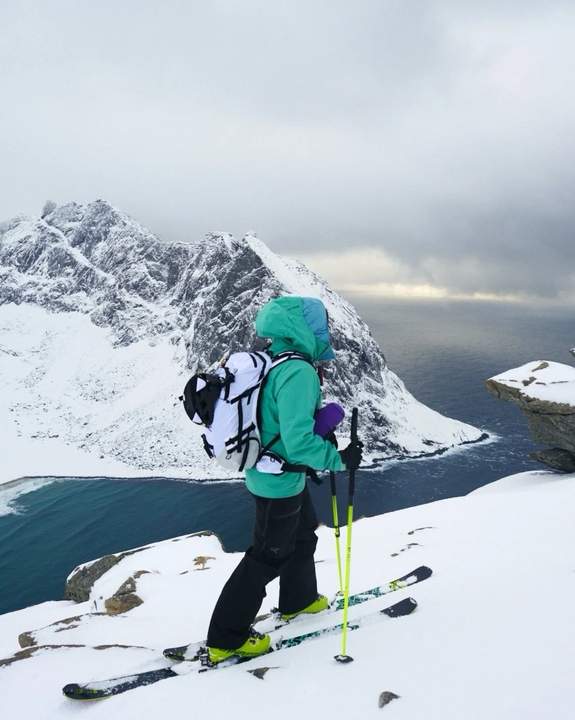 Skitouring or snowshoeing to Ryten is a beautiful experience. Moderate terrain gives access to one of the best views in Lofoten: sharp mountain peaks, vast sea and view over Kvalvika beach 🌊🏔️🌞

#Ryten #LofotenIslands #KvalvikaBeach #Norway #Arcti
