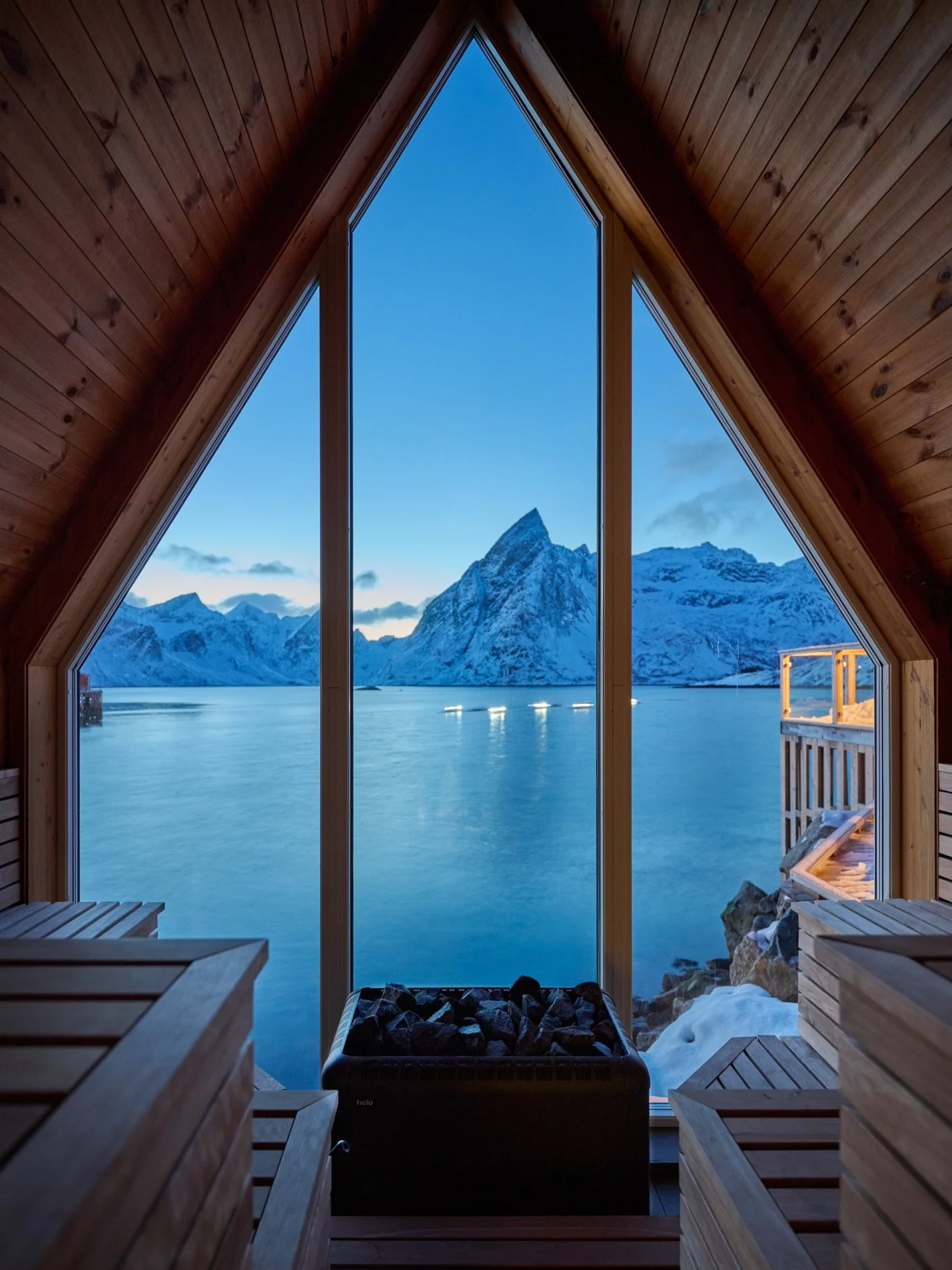 The most perfect sauna experience in Lofoten? 🌊🏔️🔥 Make sure to visit: @reinefjordsjohus