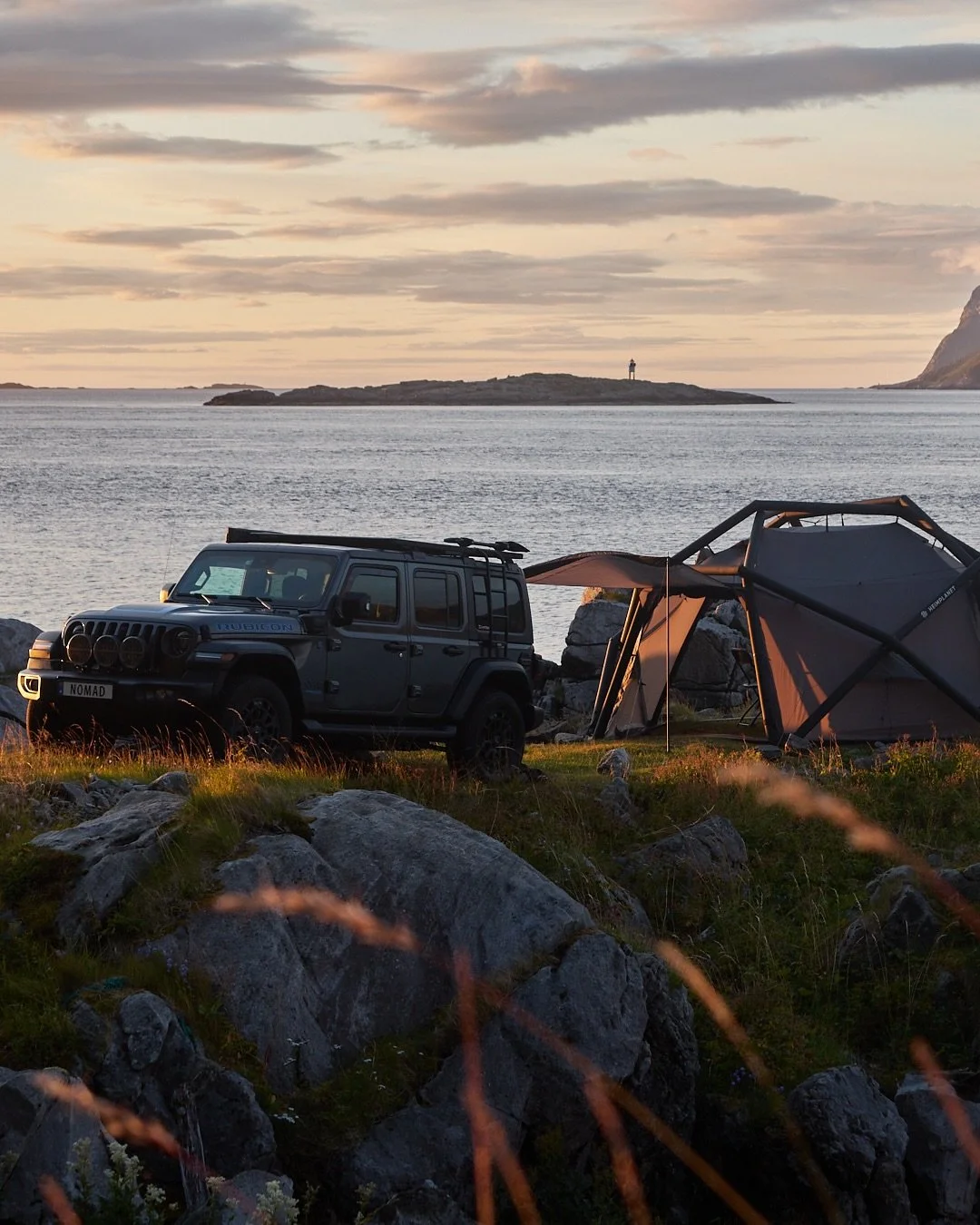 Jeep Wrangler and a peaceful Base Camp Solution in Lofoten Islands 🌊🌞🏔️