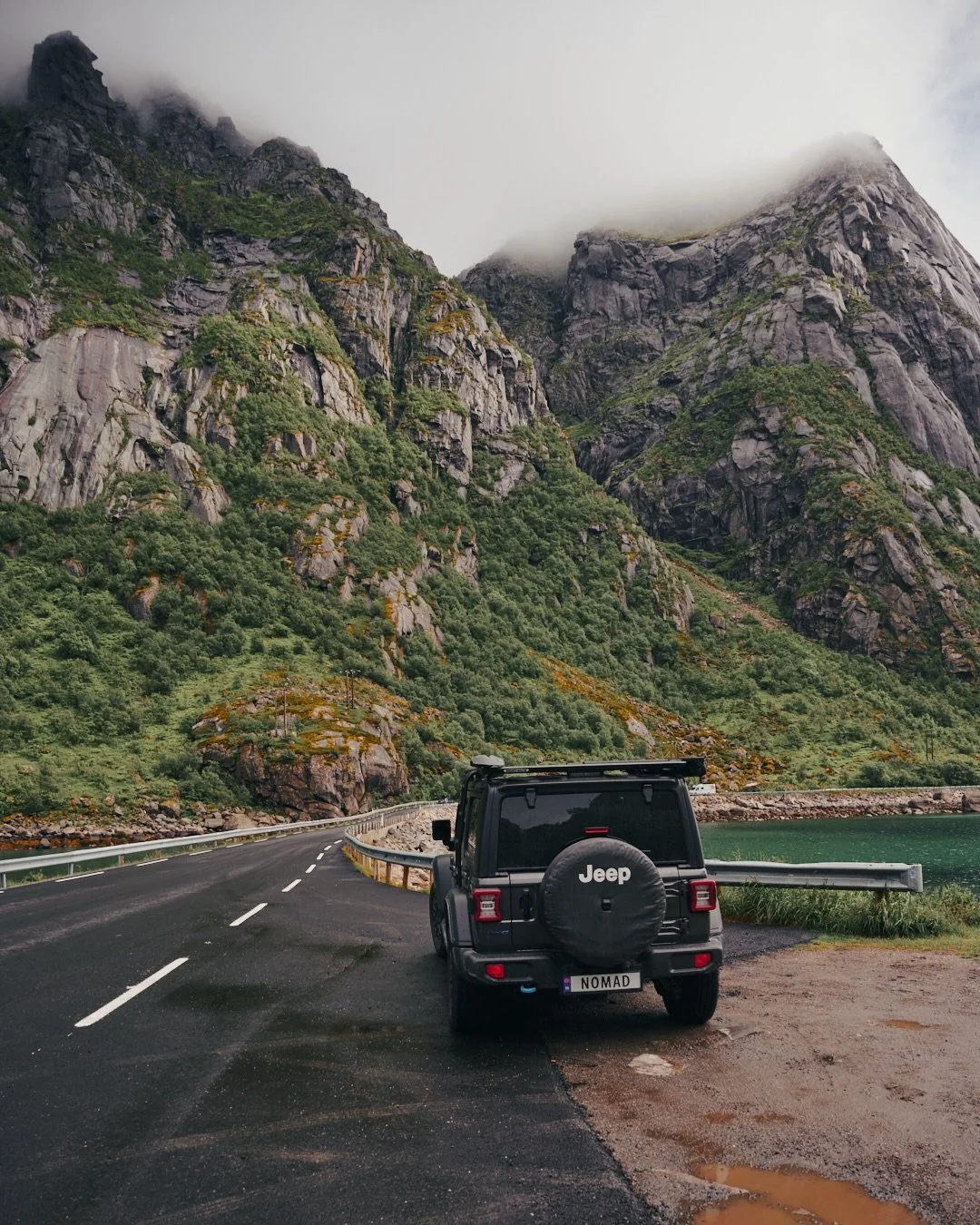 Yet another Jeep adventure, taking the side roads in Lofoten Islands and discovering mountains towering in front of us 🙌🏔️☺️