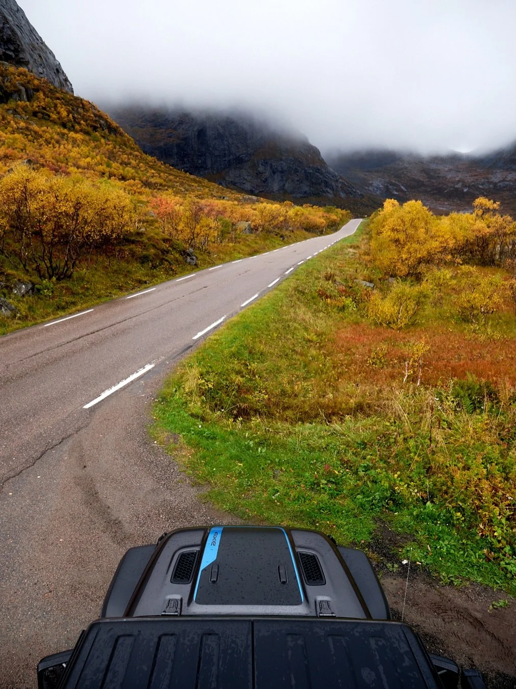 These Autumn roads in Lofoten Islands 🍂🧡

#JeepLofoten #LofotenIslands #Lofoten #Autumn #ArcticCircle