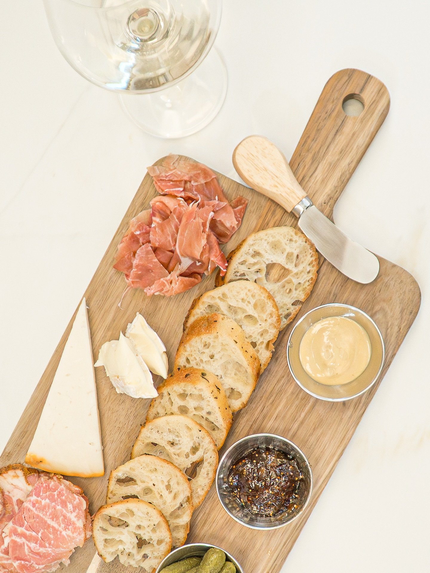 We have a BUSY weekend ahead of us here at nook. Valentine's Day, @sewe , oh, and @bernsbreakfast burritos are BACK! Swipe to check out what we have going on 👉

Tonight 2/13: Galentine&rsquo;s Day 
The sweetheart flight | $18
3 3oz pours: 
Chateau T