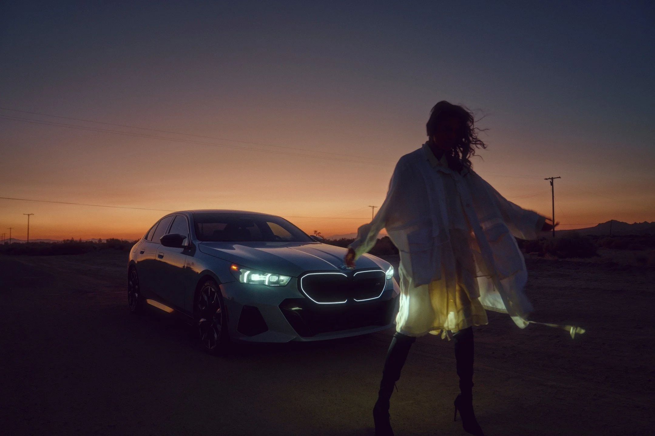 Desert Dance / BMW i5 M60
@lisa.linke @nate047 

Post Production: @vividgrey.de
Talent: @soniasandha / @lamodels
Styling: @sisterstyling
HMUA: @llewcee
.
.
.
#photography #fashionphotography #commericalphotography #automotive #carphoto #lifestyle #ca