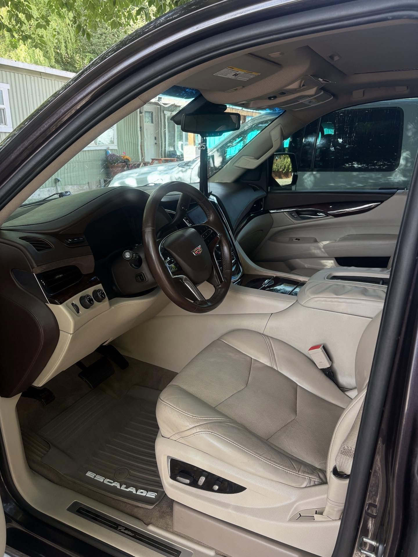&ldquo;Grade A&rdquo; Package on this Escalde&rsquo;s Interior✨ 

Premium service giving you the deep clean your vehicle needs🔥 

-steam 
-leather care 
-shampoo 
-upholstery care 

Check out our website for more information on our services, and fin