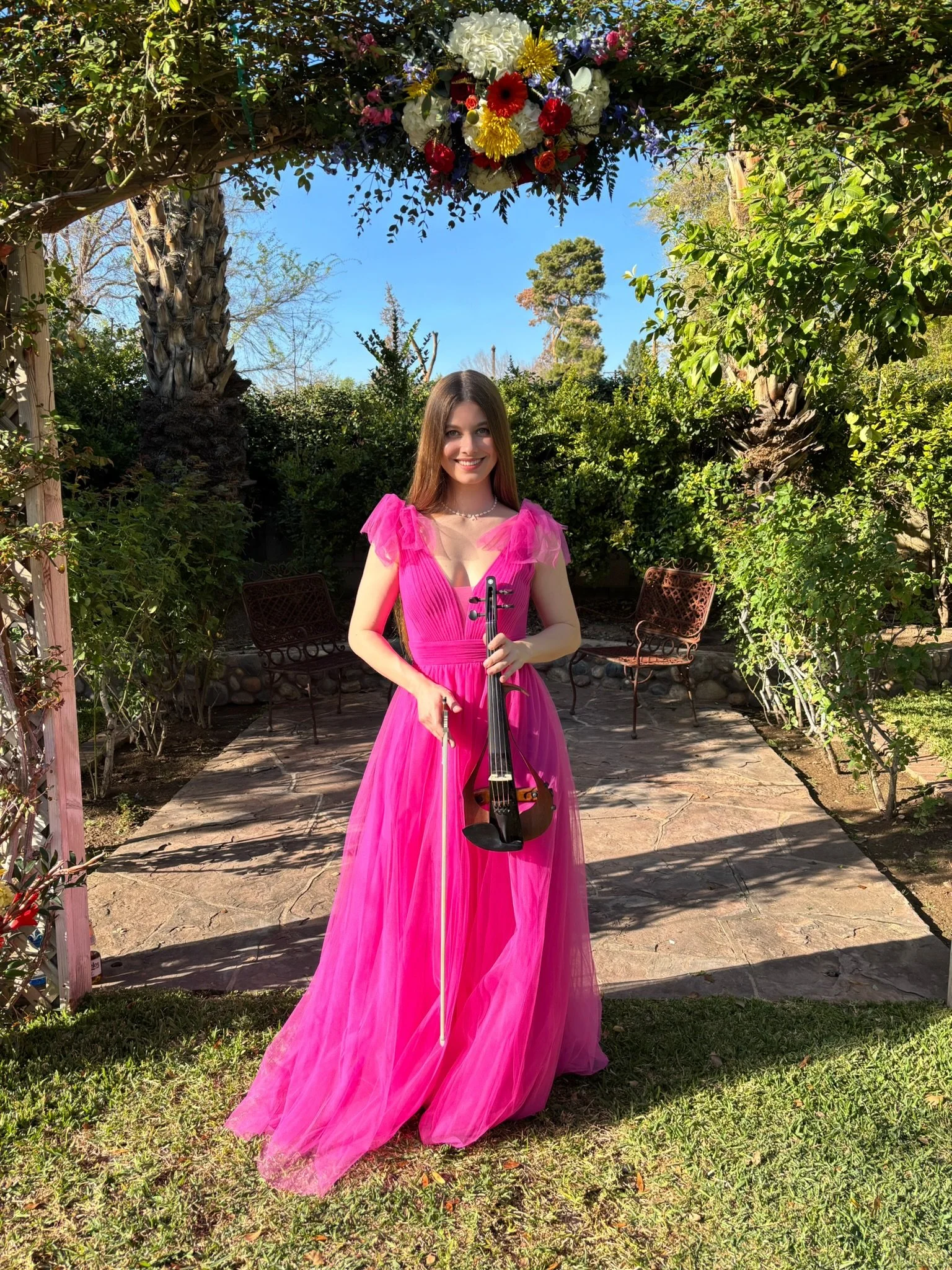 violinist-bride-walking-aisle-paradise-valley-arizona.jpeg