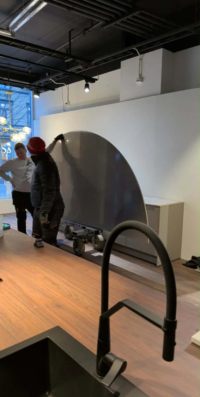 Granimax monterer stor backsplash på kjøkken. Skreddesydde steinløsninger.