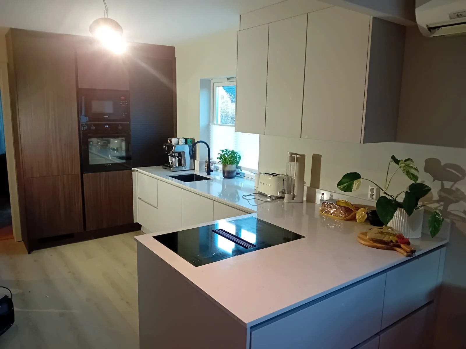 Velkommen til Granimax 
Interiør og benkeplater i naturstein, Keramikk og Mineralkompositt