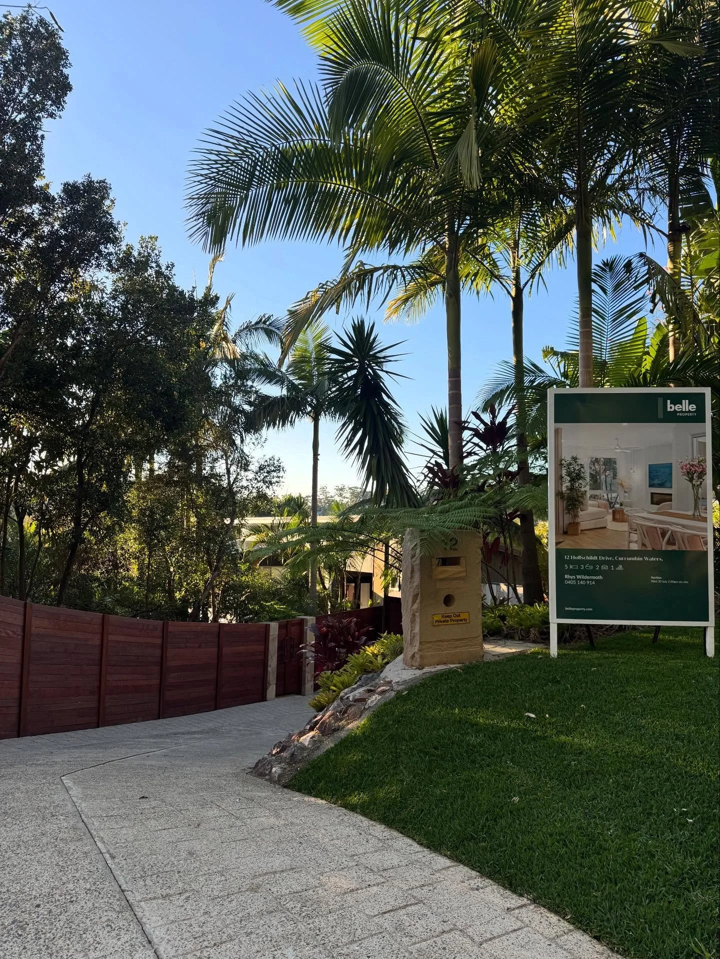 Serenity.
This home has had an amazing transformation and is now on the market to find its new owner.
We&rsquo;re stoked to have played a role in this one 💚 

#becoswelldoitbetter #goldcoast #gardens #property #goldcoastrealestate