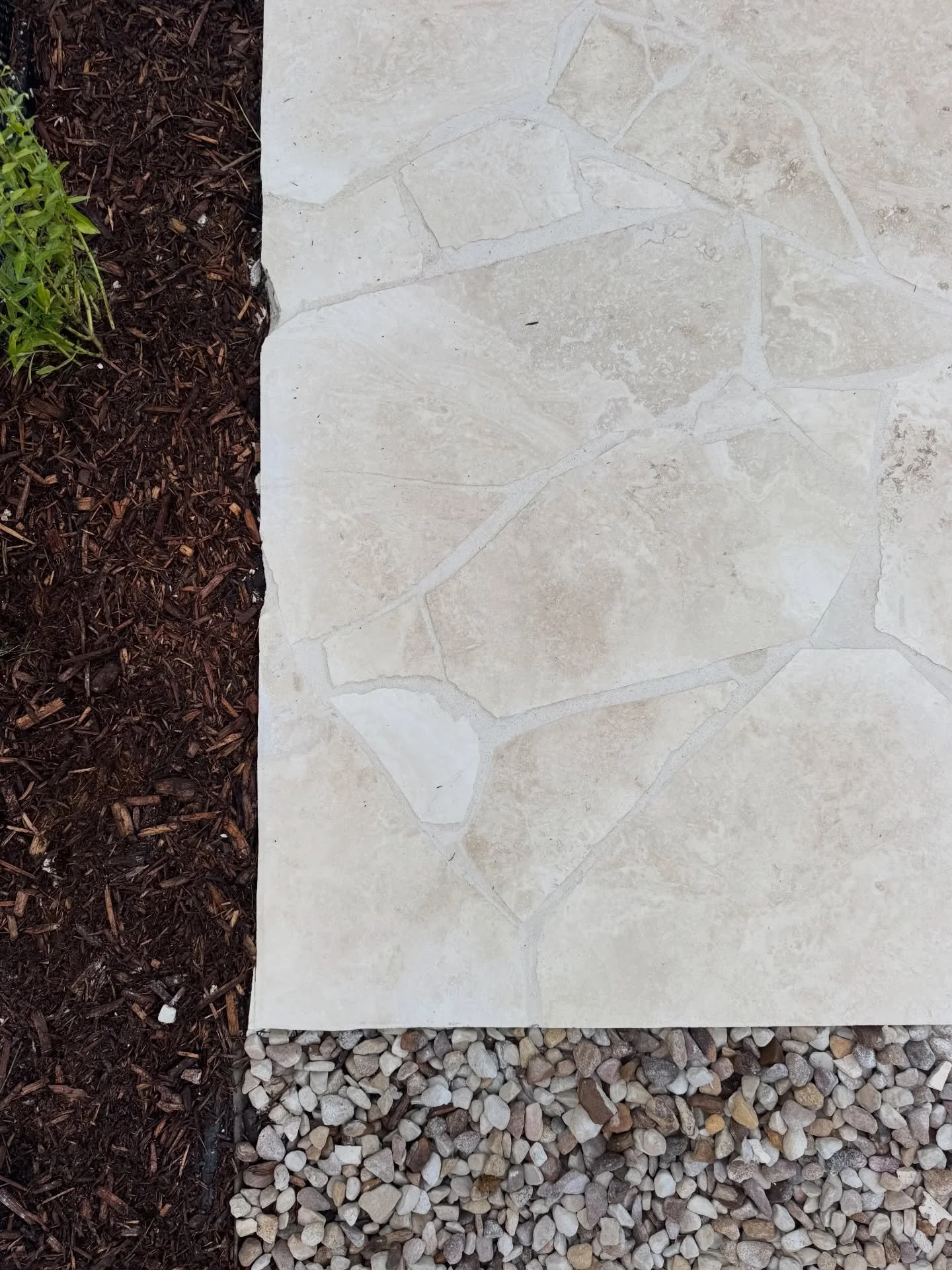 &bull; Currumbin Creek Rd &bull;

The aim of this project was to create a calm, welcoming space in which the clients can relax poolside away from all the noise.
Sourcing Premium Travertine for the crazy paved area, complemented by the cypress blend m