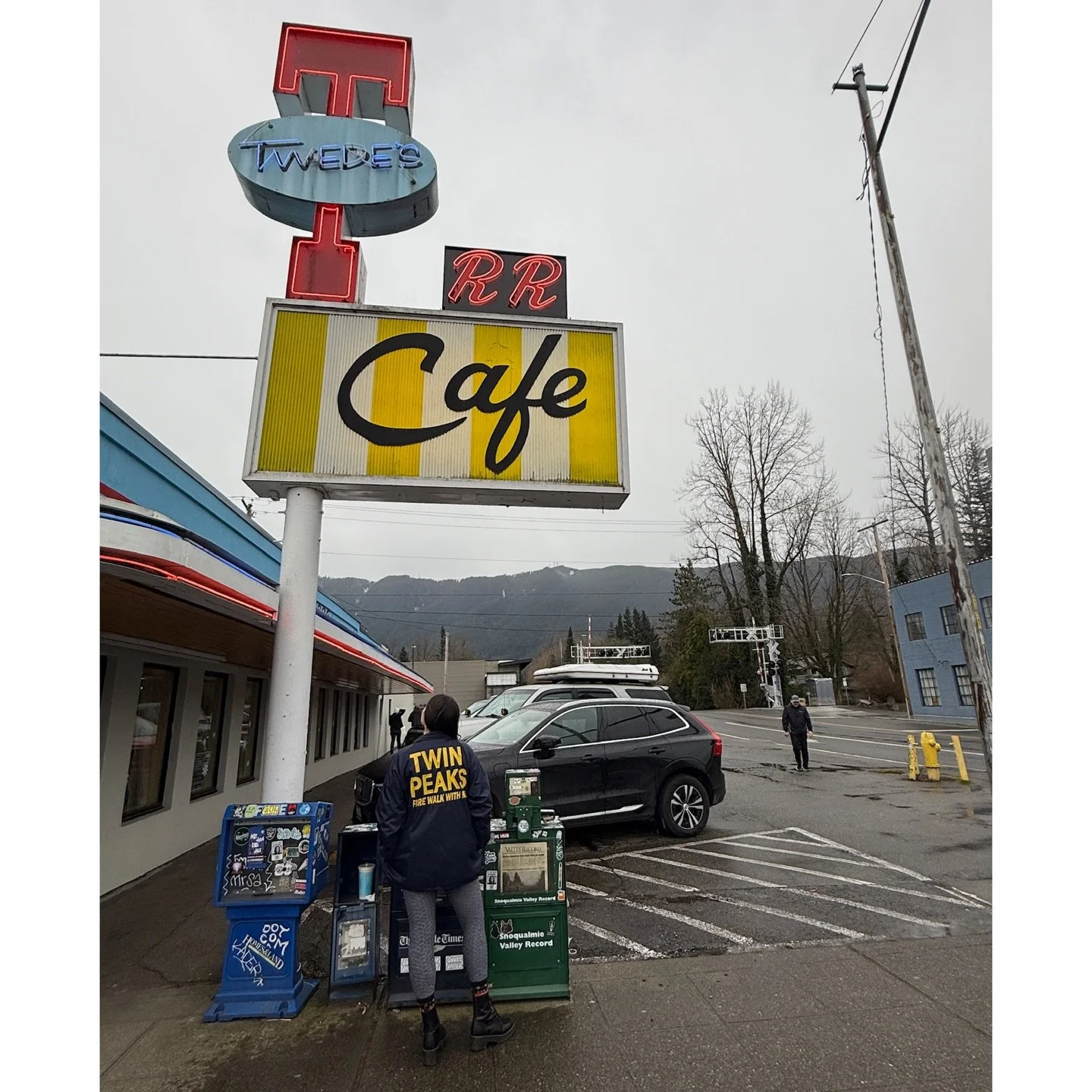 What a fantastic weekend celebrating the greatest show of all time at The Real Twin Peaks fest! Twin Peaks people are party people! Happy Twin Peaks Day! 🤩🌲☕️🥧🦉