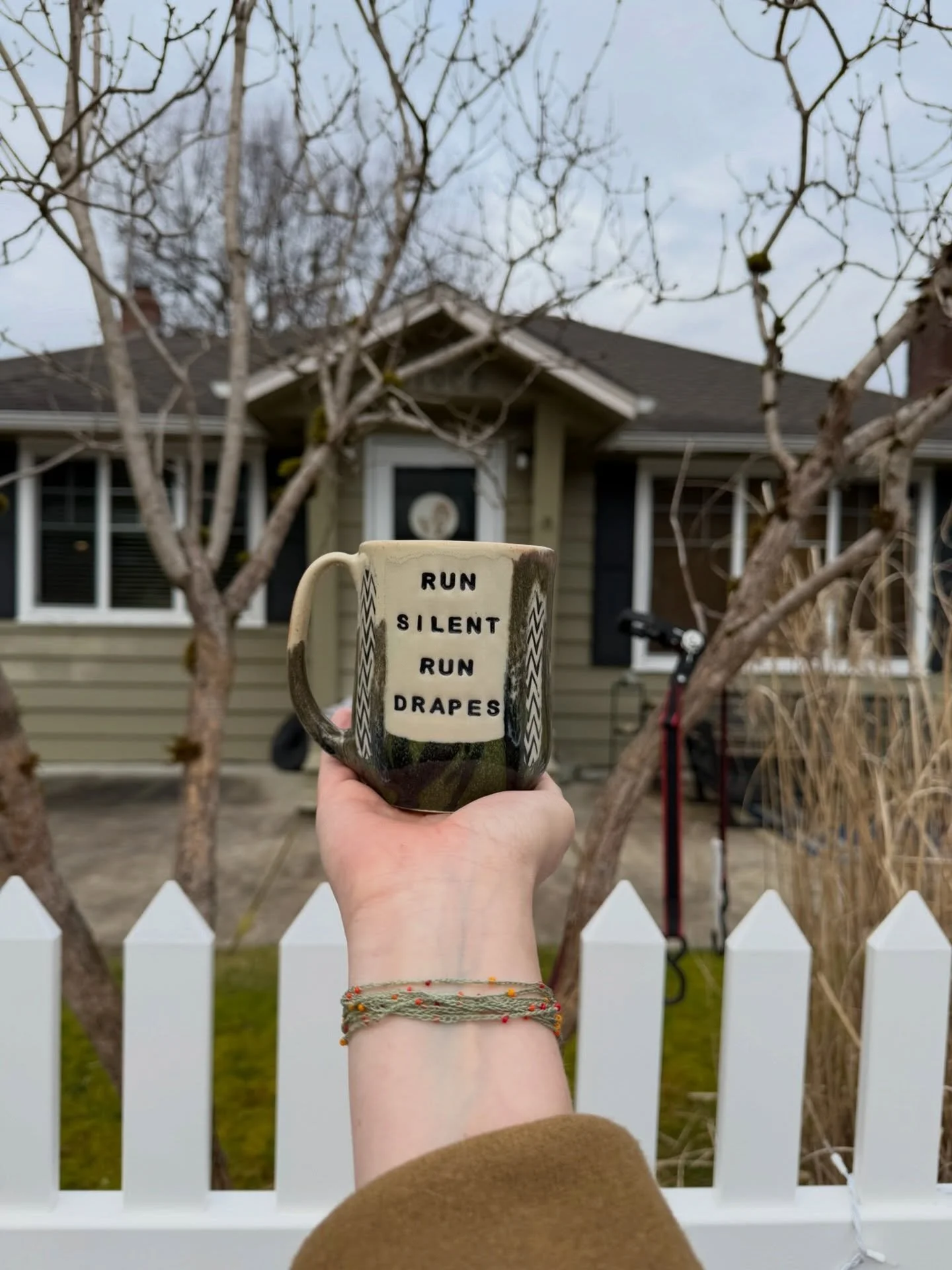 Ed! You waiting for those drapes to hang themselves?
.
.
Excited to share new work soon! In the meantime this Nadine mug is available in my shop! link in bio
.
.
📸 @toribeav42 
#twinpeaks #nadinehurley #twinpeaksart #twinpeaksfanart #davidlynch