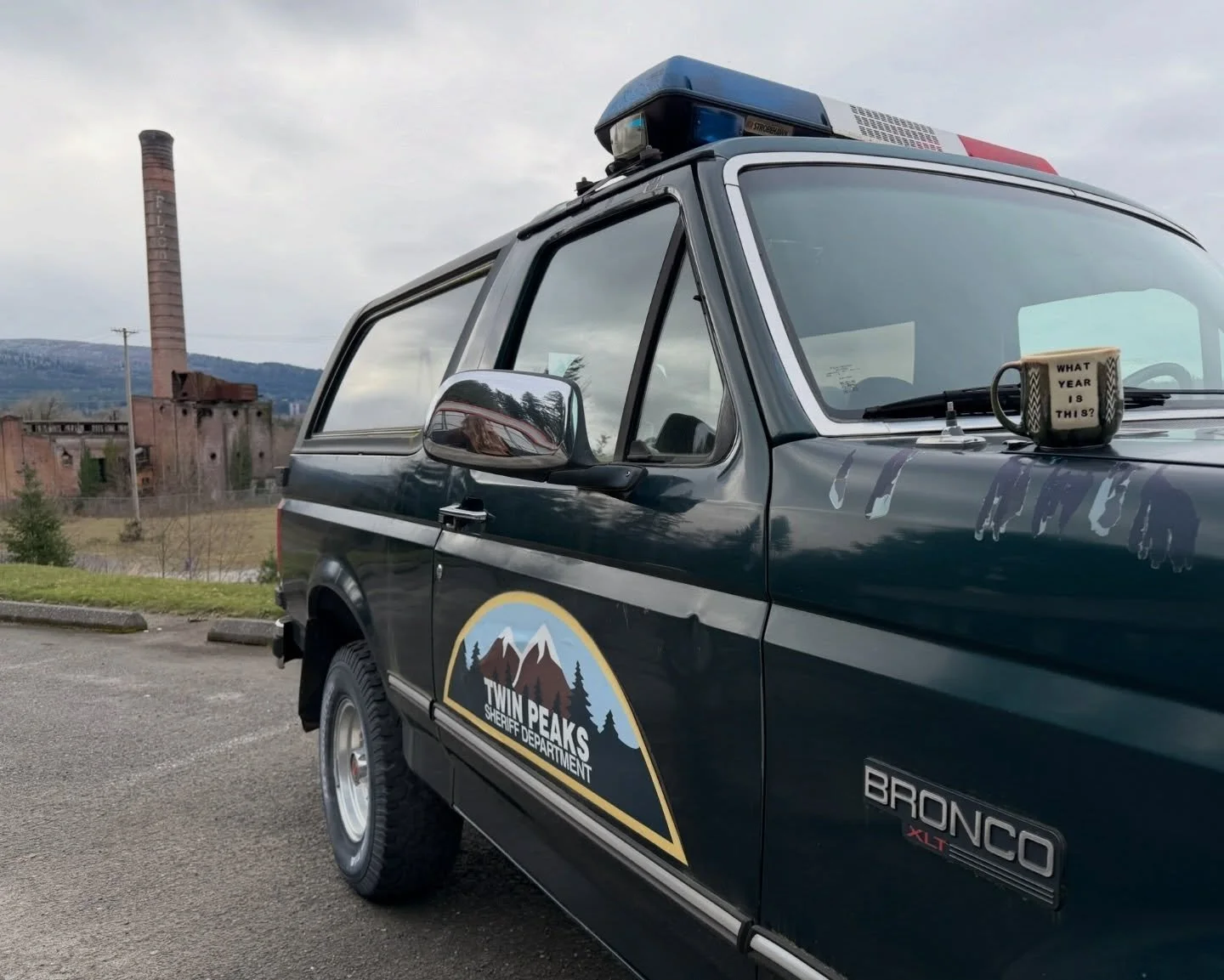 What&rsquo;s your favorite Twin Peaks filming location? I love that @dirtfishrally school in Snoqualmie (aka the Twin Peaks Sheriff&rsquo;s Department) has a replica Bronco parked outside for fans to take photos with! The mill in the background is th