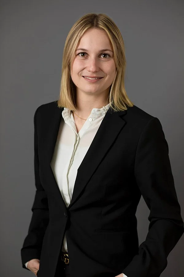 Mitarbeiterin-Frau-Business.jpg