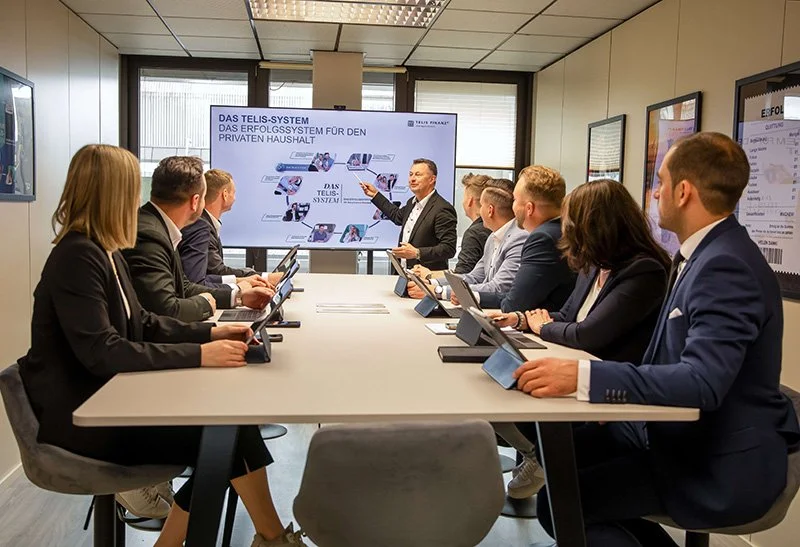 Businessmeeting-Tisch-Mitarbeiter-Bildschirm.jpg
