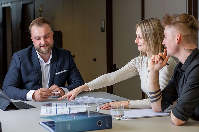 Kundengespräch-Berater-Mann-Frau-am-Tisch.jpg