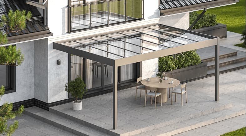 Een terras met een ronde tafel en vier stoelen onder een modern afdak met een glazen dak, uitzicht op een groene tuin.