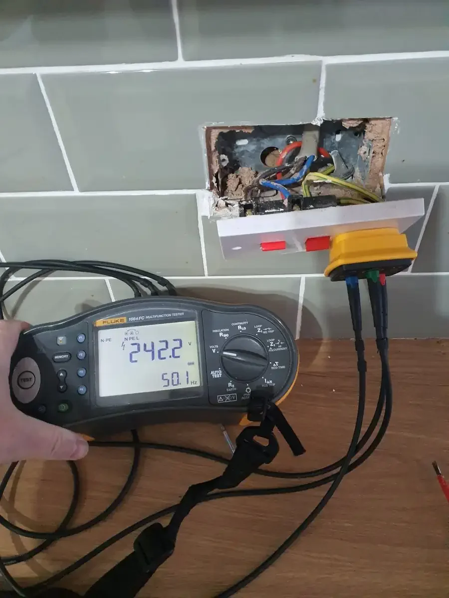 Fluke meter used to diagnose power parameters. meter show 242v