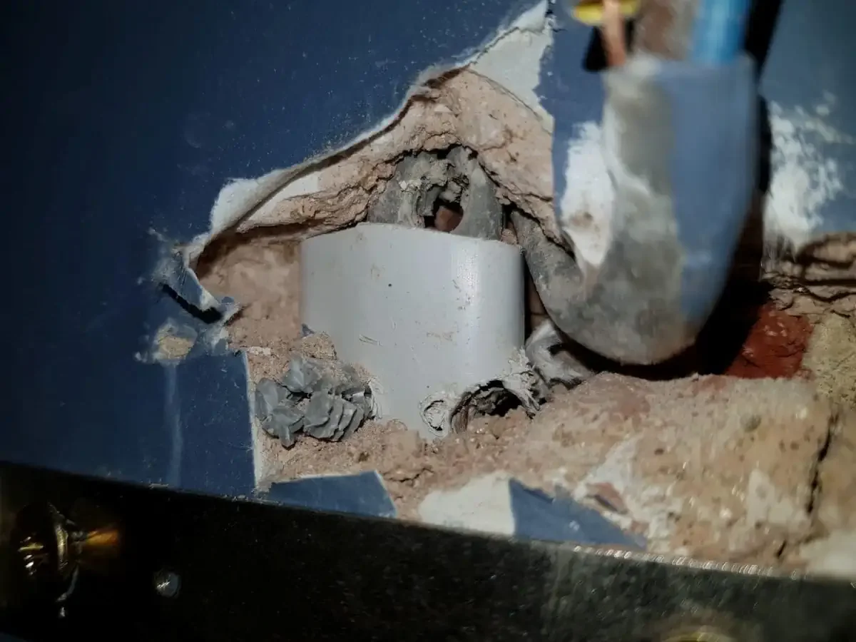 2,5 twin and earth in condwide damaged by hols and wall plugs, badly done kitchen wall light