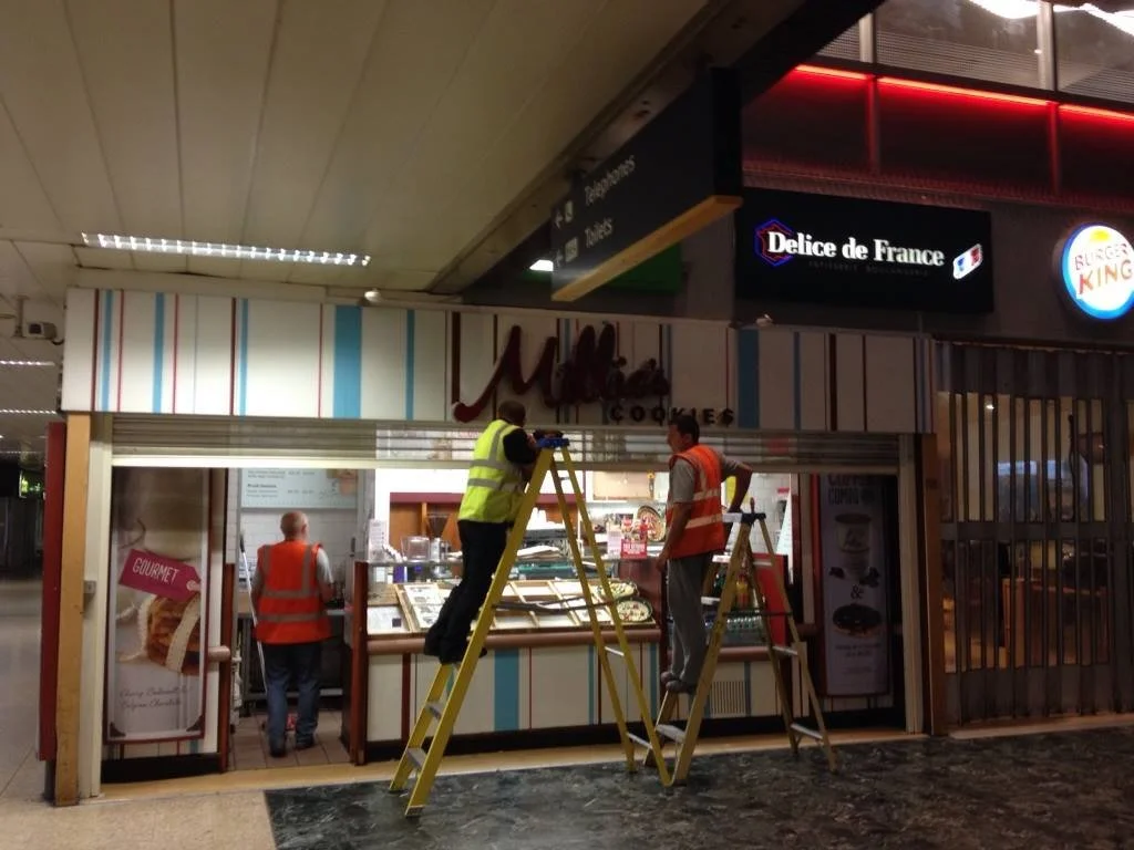 Nigth work at Victoria station London, Team of engineers repair shop front lights