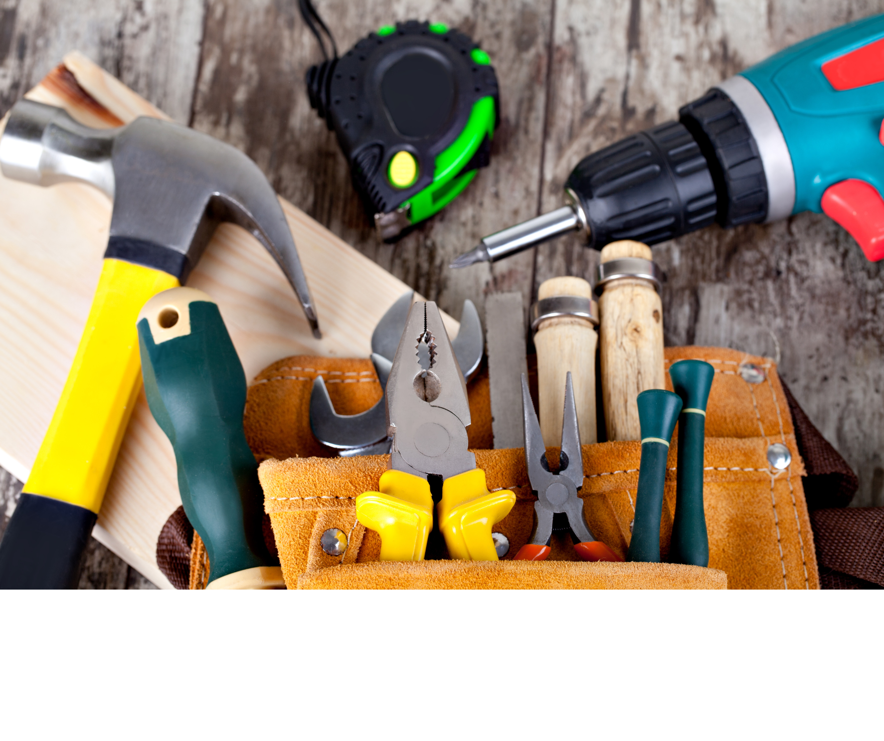 Une boîte à outils en cuir orange contenant divers outils de bricolage, tels qu'une pince coupante, un tournevis, un marteau, et des embouts de tournevis, placée sur une surface en bois avec un tour de measuring, une perceuse électrique, et un niveau à bulles.