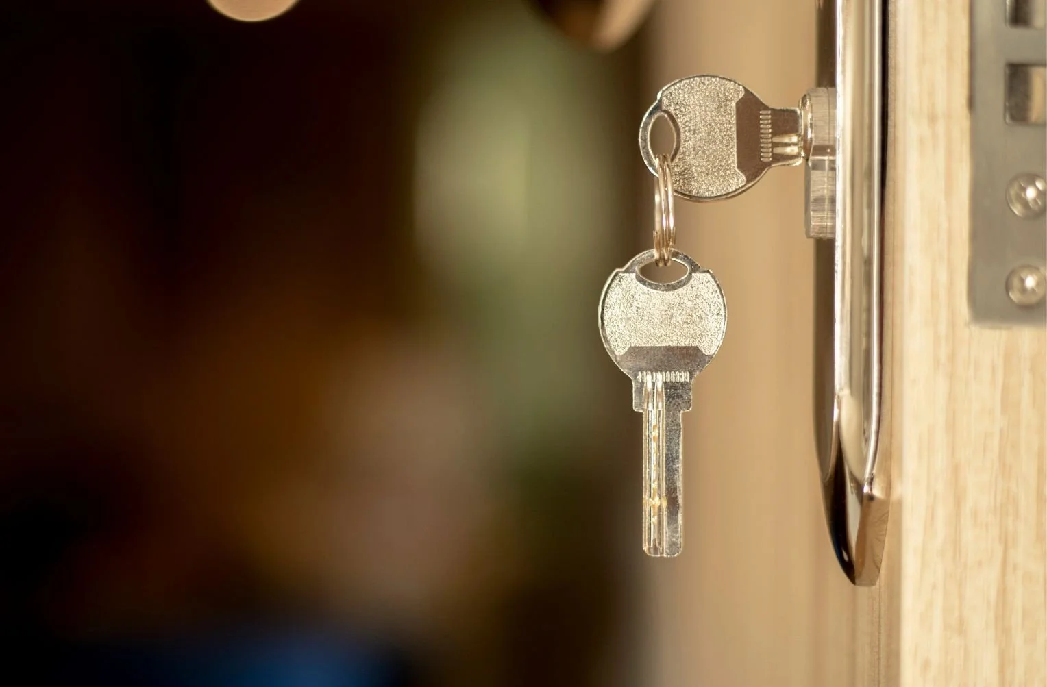 Une clé insérée dans une serrure sur une porte en bois.