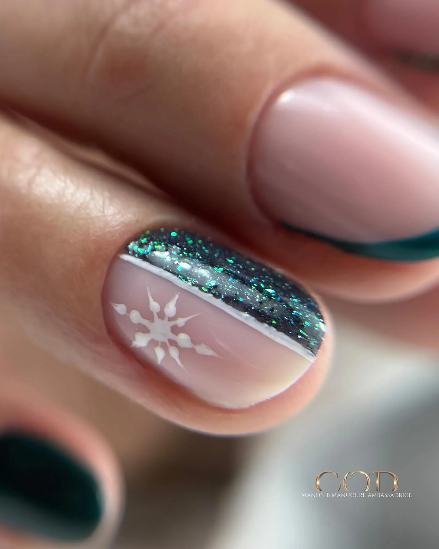 Manucure russe gainage Nail art ❄️

Produit full @cod_nail_system 

PLG SKIN 
My color Reflect emerald
My color parisienne 
painting white 

☁️Manon B Manucure
🎓Proth&eacute;siste ongulaire
🔎sp&eacute;cialis&eacute; dans les ongles naturels 
&amp; 