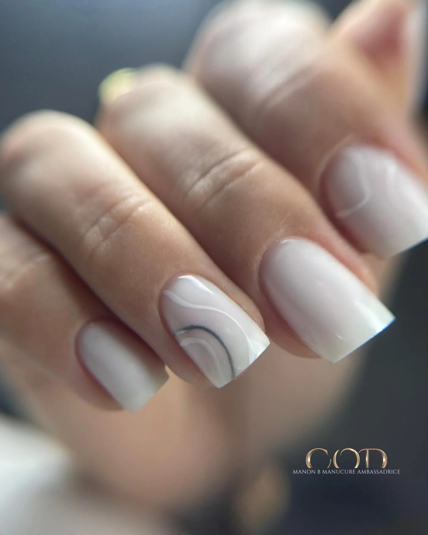 Manucure russe gainage sur ongle naturel 🤍 

Product full @cod_nail_system 
PLG luminous 
Painting White et Metallic silver 

Manon B Manucure 
proth&eacute;siste ongulaire &agrave; montm&eacute;lian 

#manucurerusse #manucure #ongles #nailsnailsnai