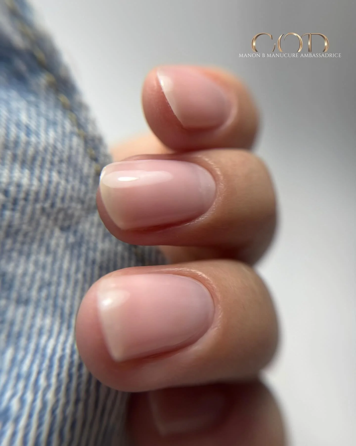 Manucure russe &amp; renfort sur ongles naturels, un rendu doux, propre et &eacute;l&eacute;gant.

Des ongles renforc&eacute;s, nets et lumineux gr&acirc;ce aux produits @cod_nail_system 🤍

Ref : Rubber milky nude 

Profite de -15% sur tout le site 