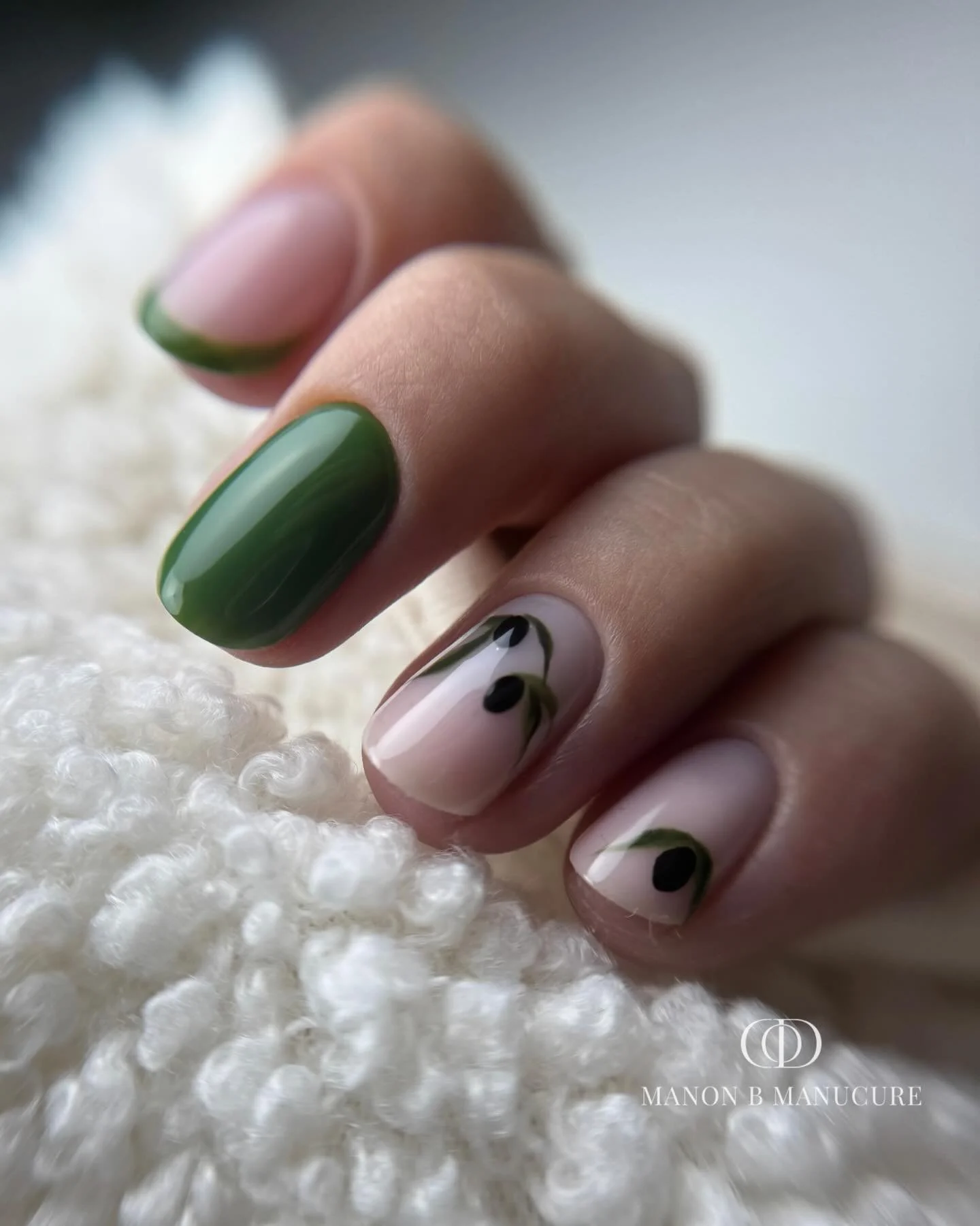 Unes pose proven&ccedil;ale 🍸🫒
Manucure russe-gainage nail art 🌿

Product full @cod_nail_system 
Fiber pastel rose 
My color sweat break-collection matcha latte
Painting noir 

N&rsquo;h&eacute;site pas &agrave; m&rsquo;&eacute;crire si tu as beso