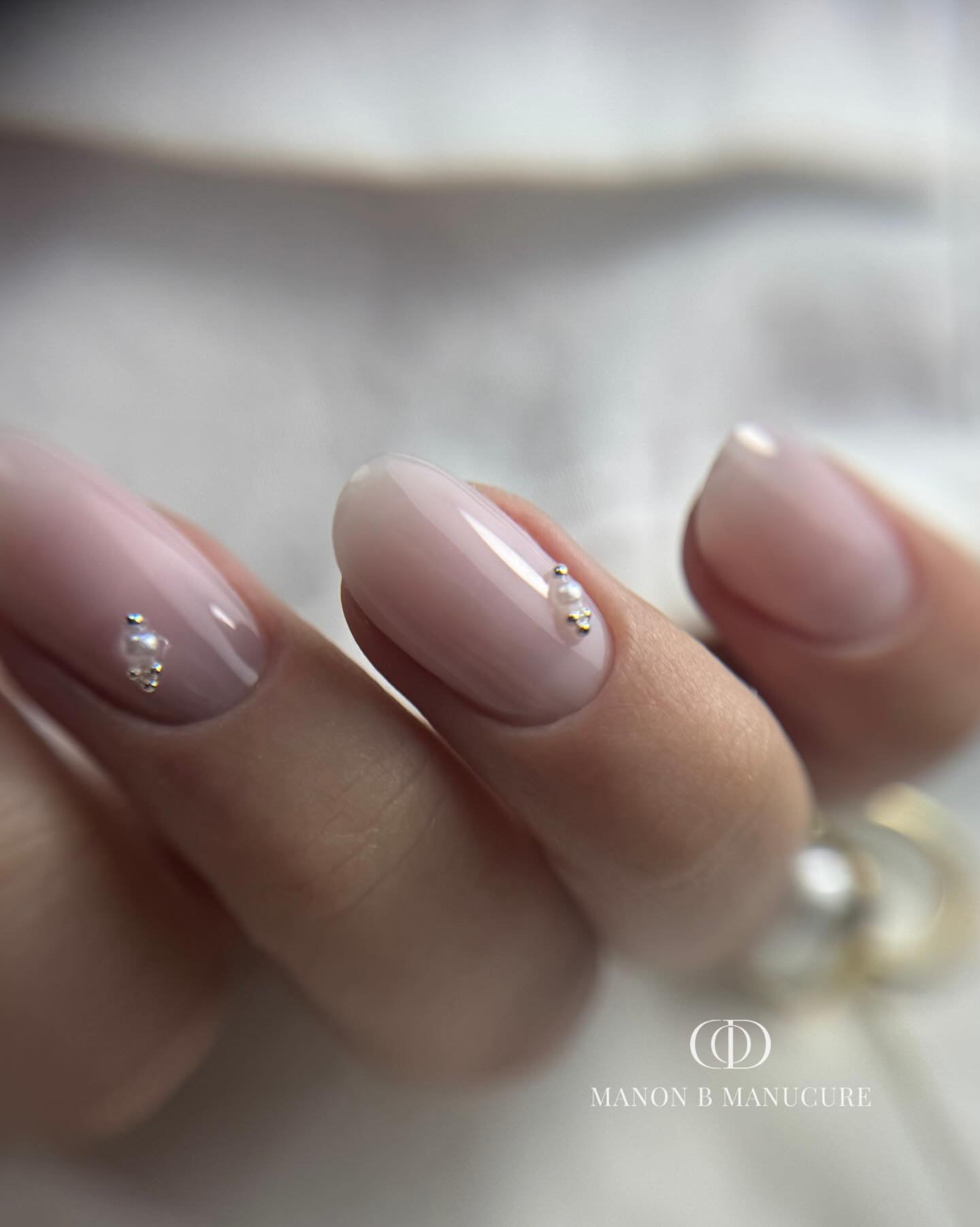 🤍👰🏼&zwj;♀️🥂
.
.
Product full @cod_nail_system 
Prise de rendez-vous sur Iara ou par message priv&eacute; 💌

#onglemariage #nailsnailsnails #manucurerusse #formariononglerie