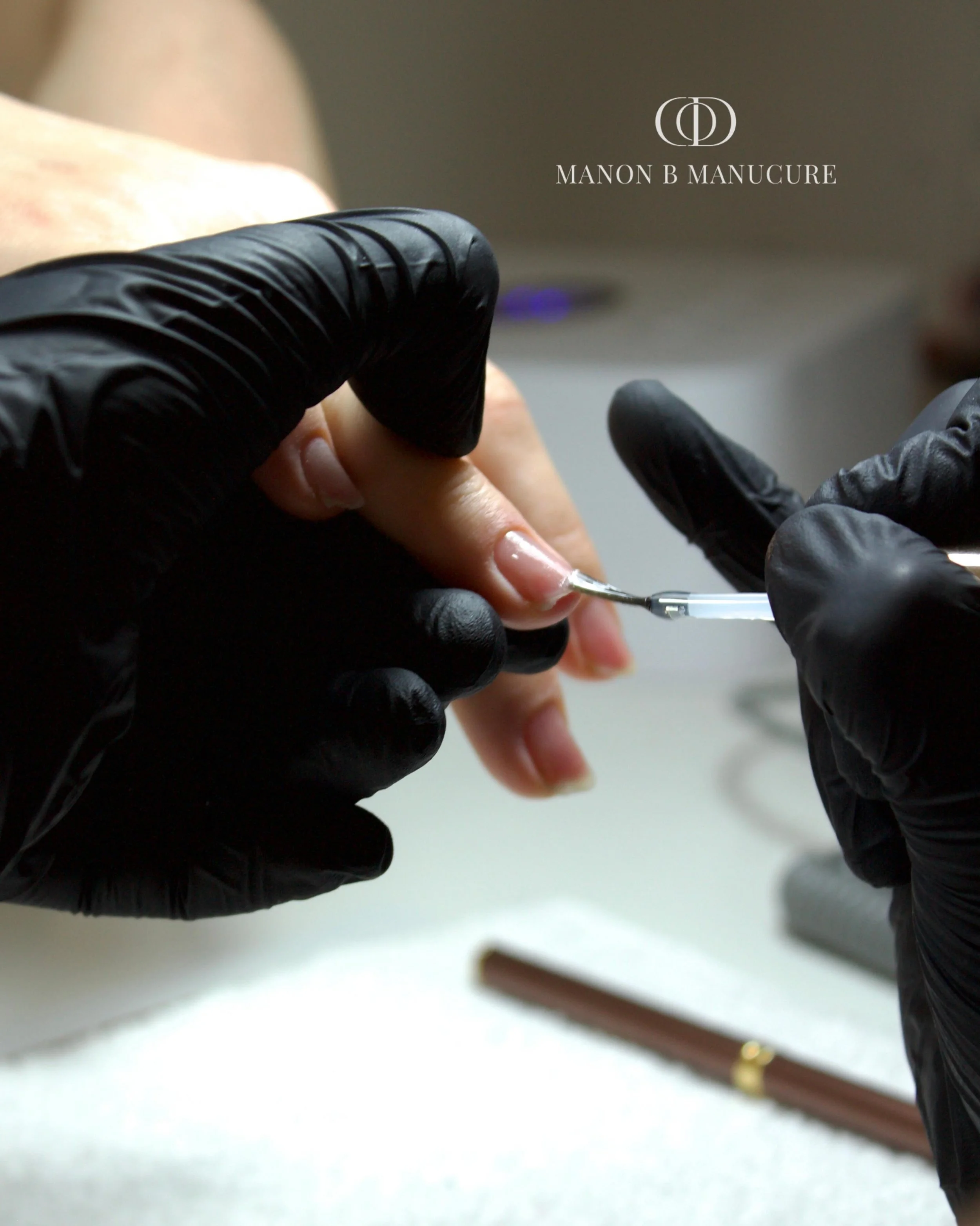 🔎Zoom sur la Tips glue gel @cod_nail_system 
une base universelle qui est devenue un indispensable &agrave; avoir sur sont bureau.

Conseil d&rsquo;utilisation :

- Nail pr&eacute;p 
- Stabilizer pH 
- Tips glue gel 

#codnailsystem #baseongles #man