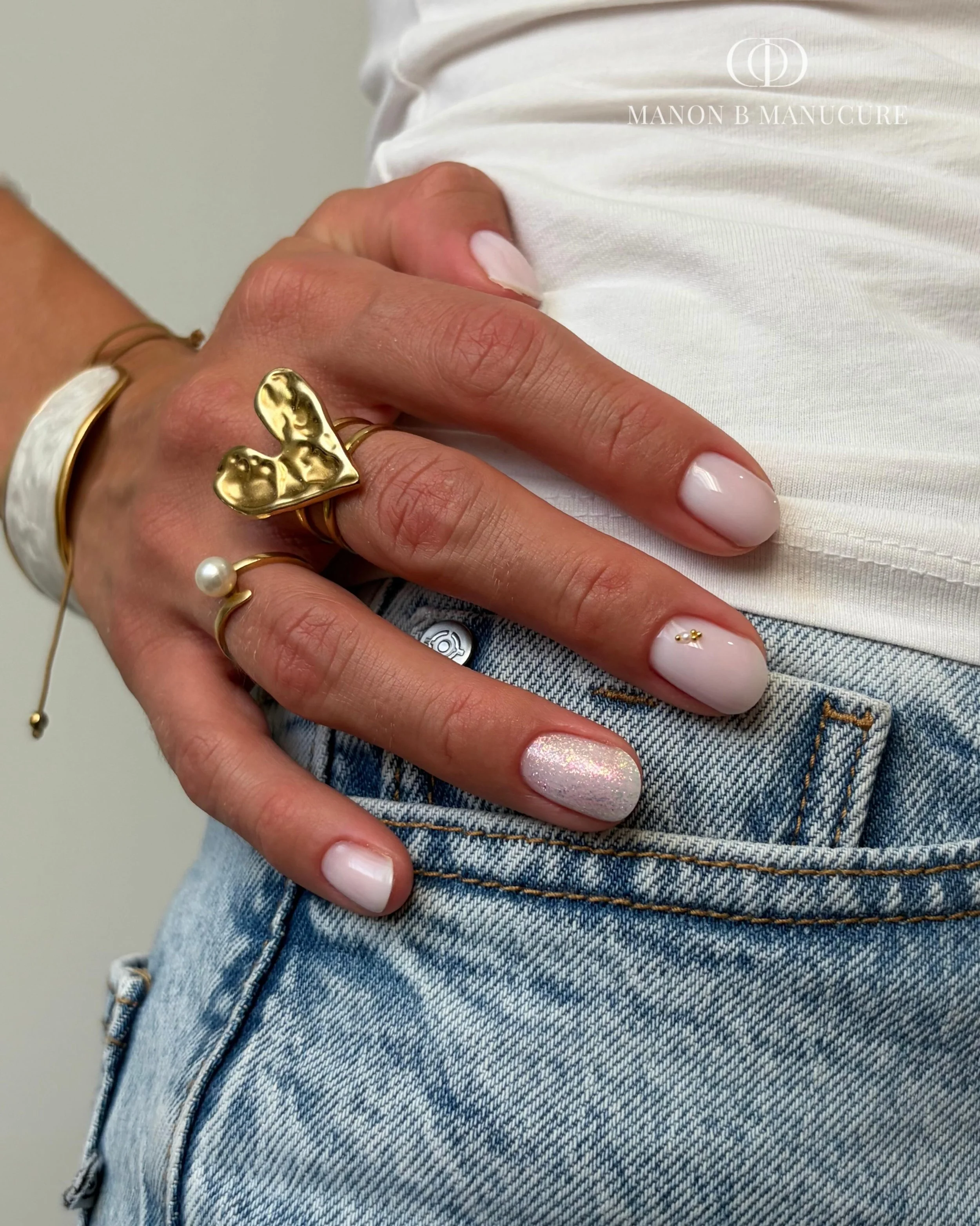 Coup de c&oelig;ur pour cette pose simple et minimaliste, 
Tout ce que j&rsquo;aime 🤍

Slide 2 pour le zoom manucure russe 🔎
Envie de ma&icirc;triser la technique de la manucure russe et de d&eacute;couvrir les produits @cod_nail_system ? 
Je propo