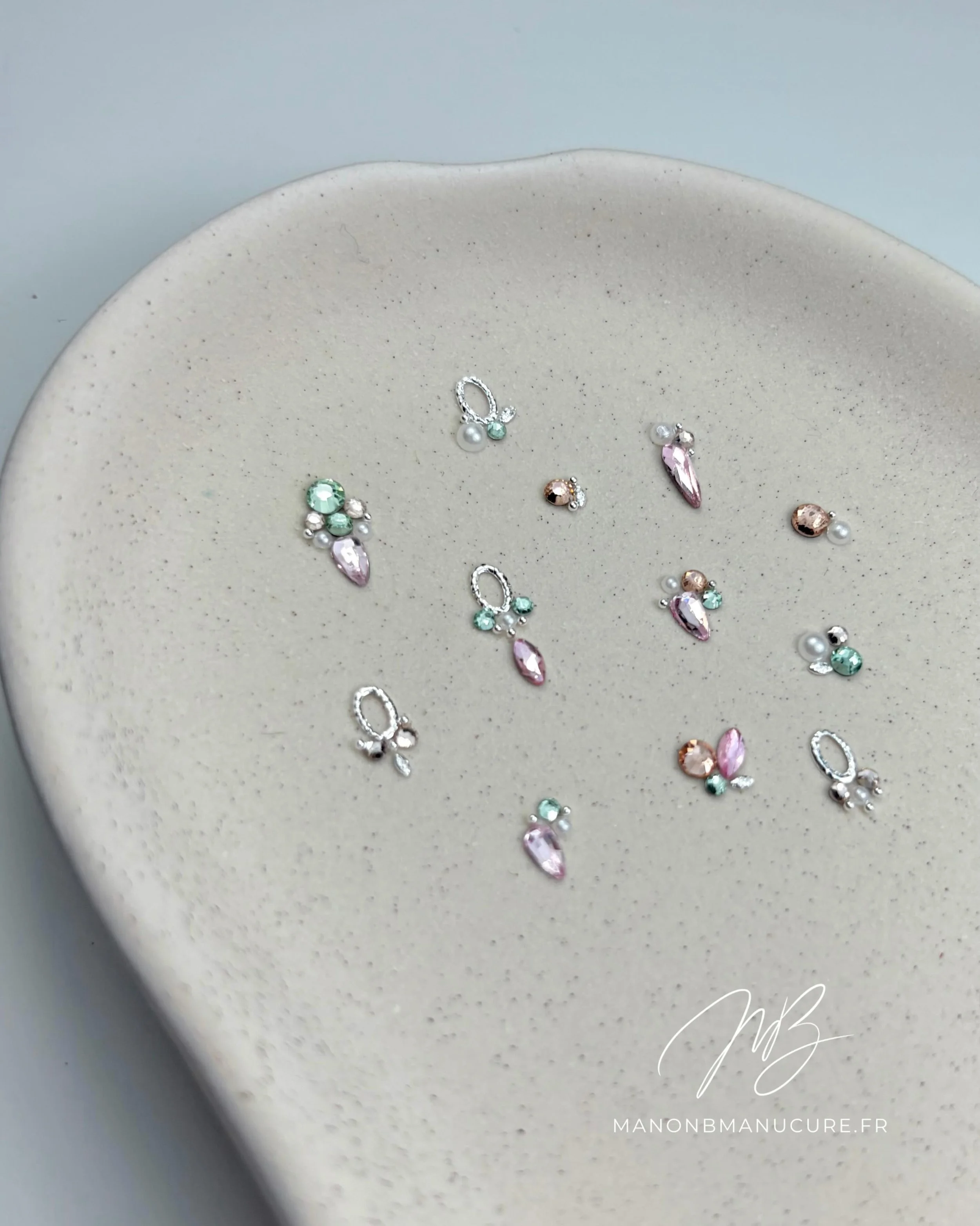 Nouveaut&eacute; 🤍

Et si un simple bijou d&rsquo;ongle venait sublimer votre pose nude ? ✨
Quelques strass d&eacute;licatement dispos&eacute;s suffisent &agrave; apporter une touche d&rsquo;&eacute;l&eacute;gance et de raffinement, tout en attirant