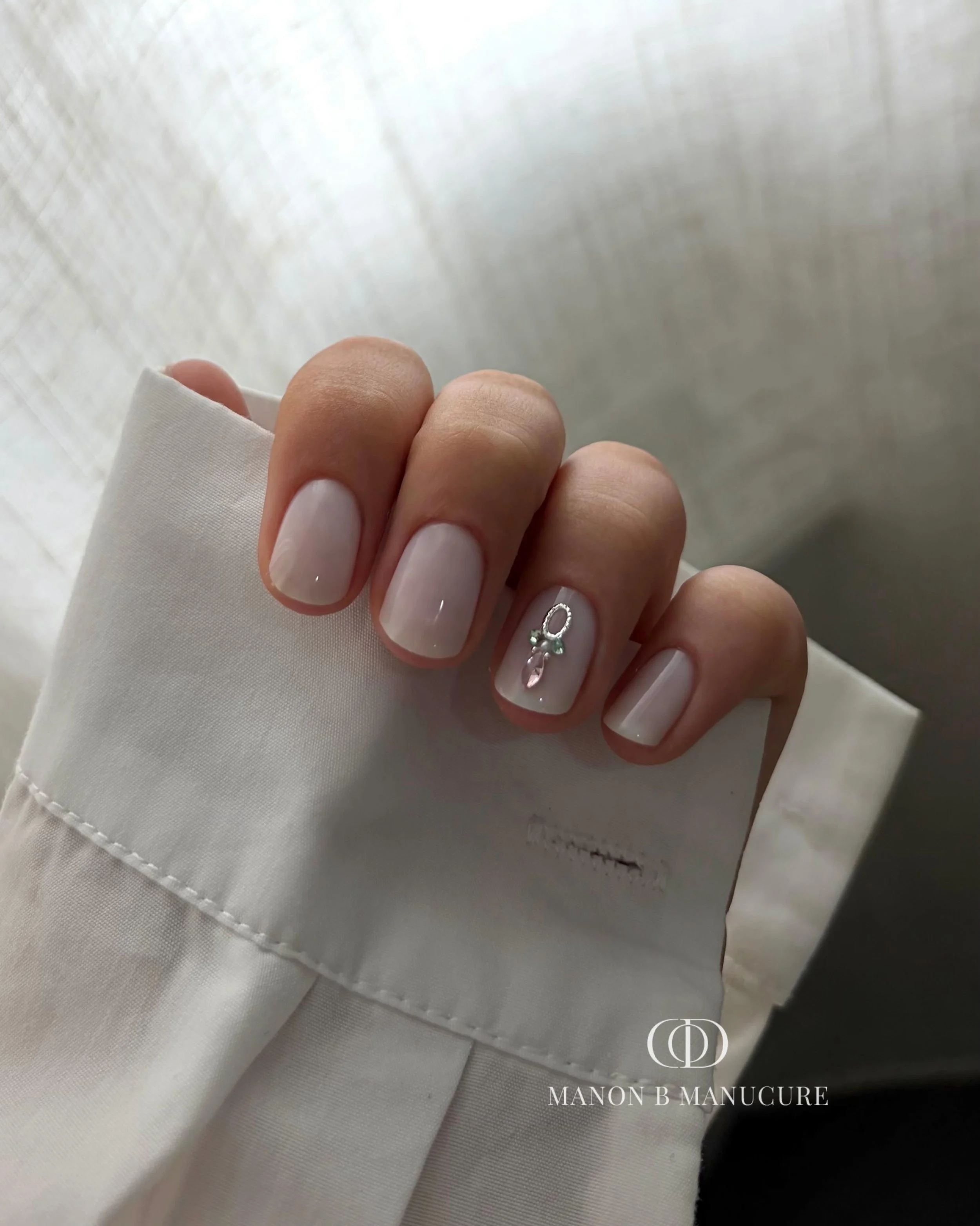 Nouveaut&eacute; 🤍 
Composition de strass 
disponible &agrave; la r&eacute;servation sur iara 🗓️

Dit moi en commentaire ce que tu en penses ⬇️🥰

#strassongles #manucurerusse #manucurecombinee✂️ #nailsnailsnails #manucuregel