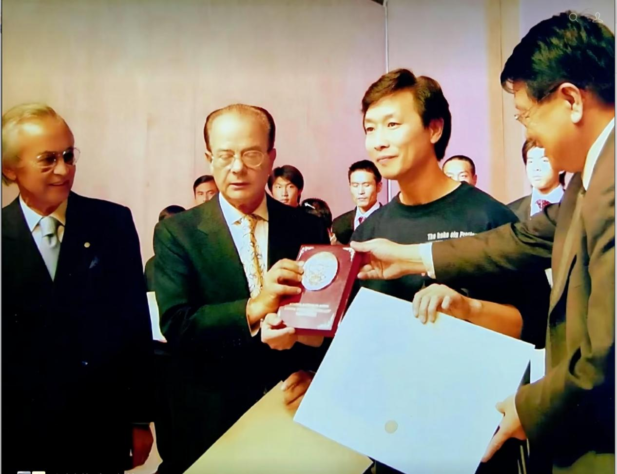 Gregorio Luzzi 2005 ceremony, Tianjin — founder Yin Chunyuan receiving recognition