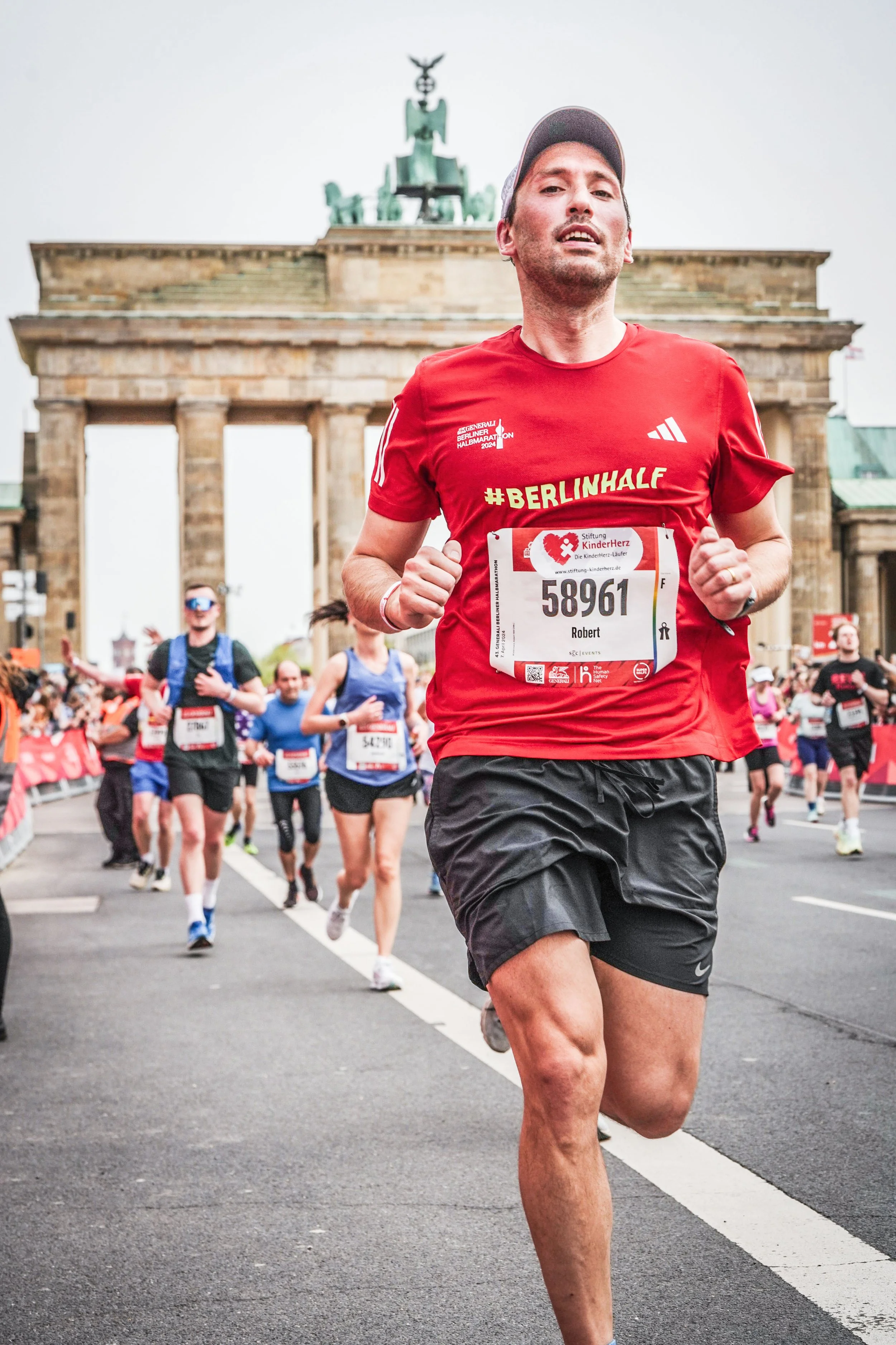 Läufer beim Berlin-Marathon vor dem Brandenburger Tor in Berlin, Deutschland, laufend in der Marathon-Route.
