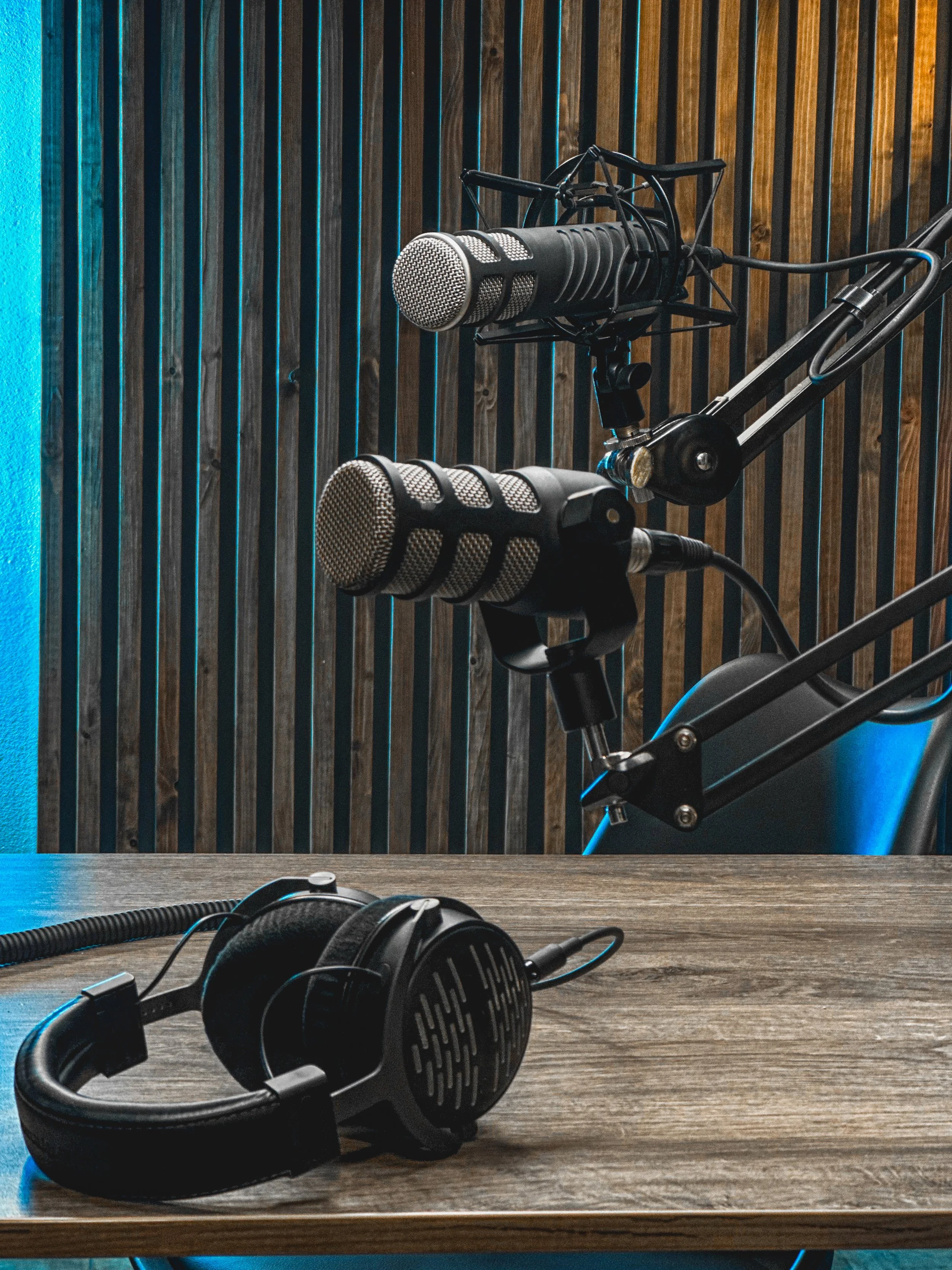 Deux microphones et un casque audio sur une table dans un studio d'enregistrement.