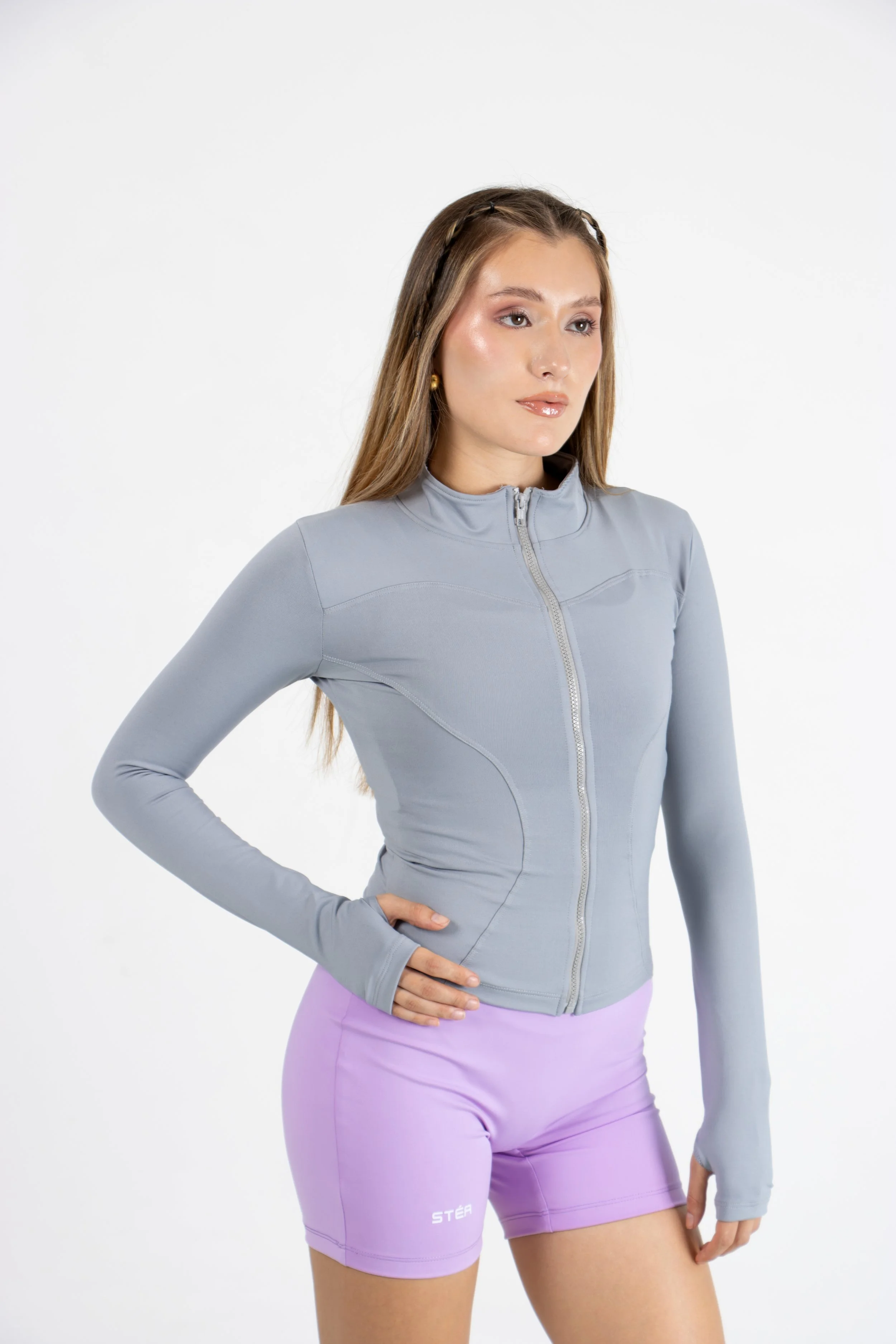 Una chamarra con diseño que estila la figura, perfecta para completar tu outfit.