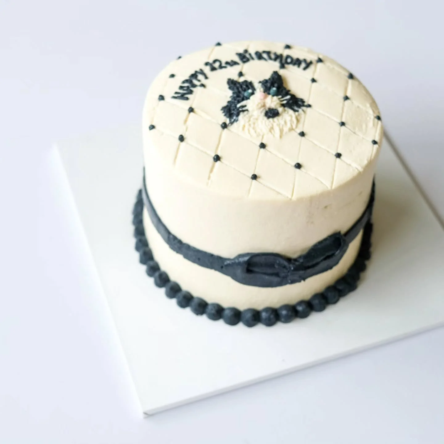 Honoured to make a birthday cake for a very special kitty who just turned 12! (Especially one named after a BTS member 💜)
Made with our special meatloaf cake base and frosted with our homemade lactose free tofu cheese frosting (popular among 😻)
Had