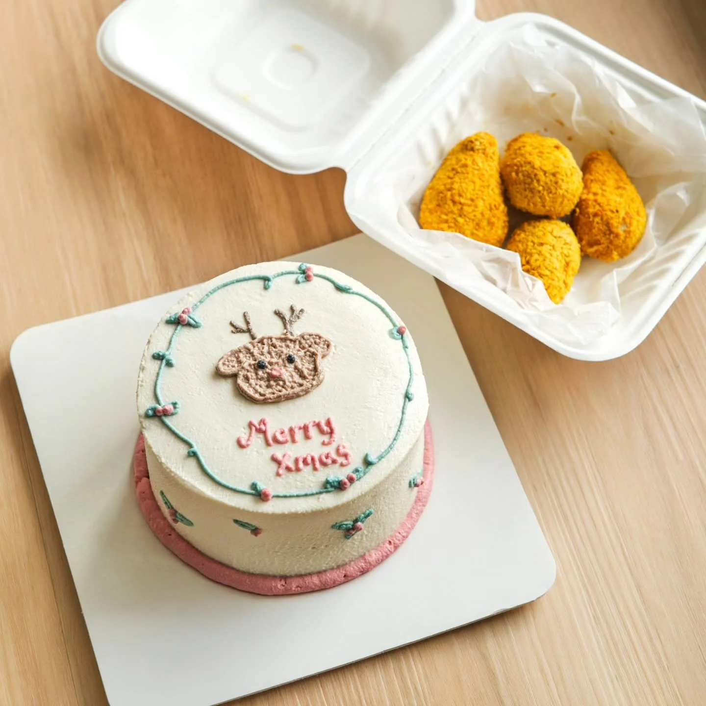 🎄Pre-orders for our Christmas Cake &amp; Fried Chicken Set open tomorrow! 🎄
Choose from our Chicken Chiffon or Carob Kangaroo Chiffon cake base.
For pups who wants a taste or our &quot;fried chicken&quot; but  has chicken allergies- No worries! We 