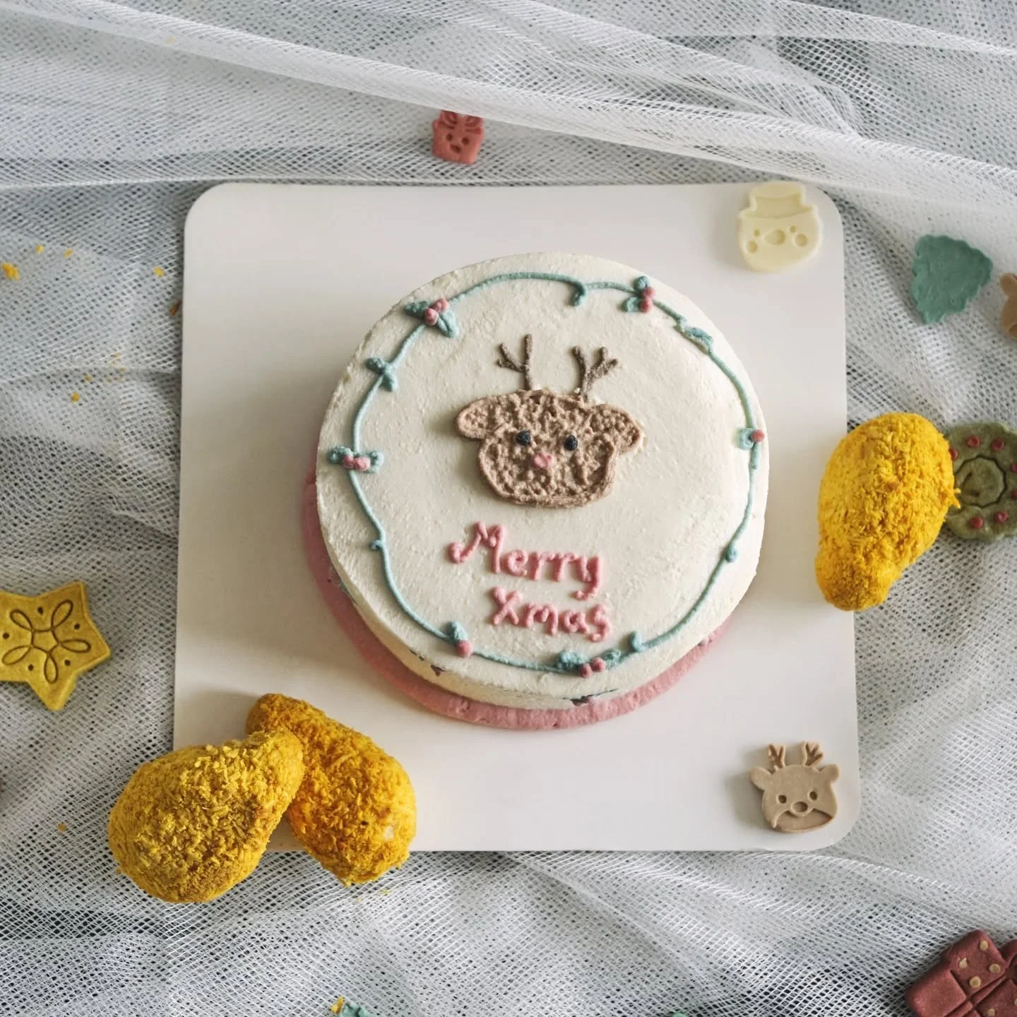 Christmas cakes are still up for order and pickup on our website! 🎄☃️⭐🎁 

Comes on its own starting from $50, or with an accompanying set of 'fried chicken' made of chicken, coconut flakes and japanese kabocha pumpkin powder ✨ A perfect pairing!! T