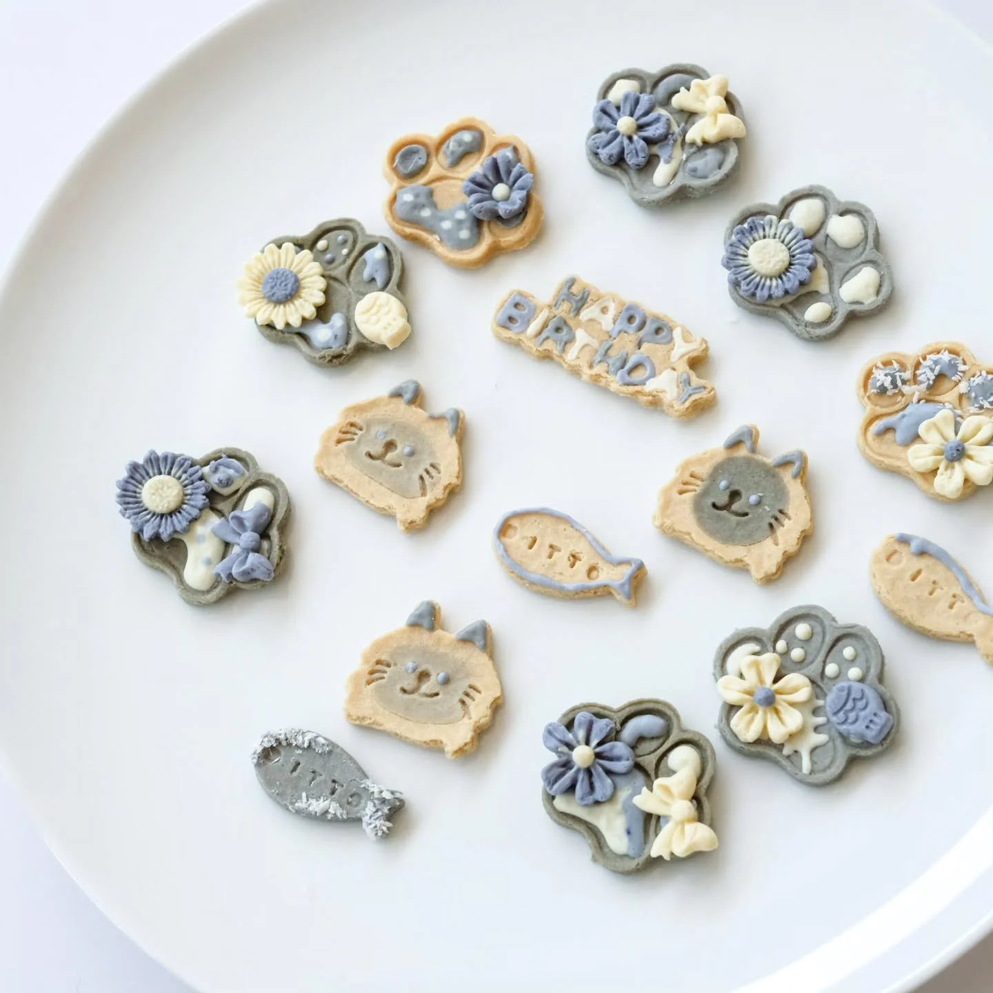 So honoured to make custom birthday bikkies for the prettiest Ragdoll, @riley.manly 🐱
The neutral tones of white, light grey, and light blue were such a dreamy choice☁️

Made with 85% chicken breast, Lactose free cheese and decorated with our Goat M