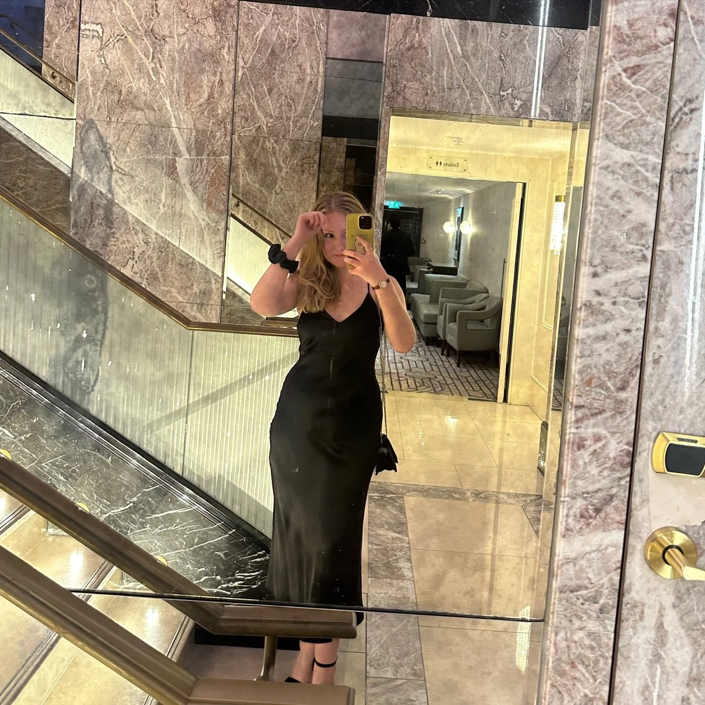 trust me to dress up all fancy and forget to take my fat scrunchie off my wrist 
&bull;
&bull;
#london #londonlifestyl #londonblogger #londonnights #eveningwear